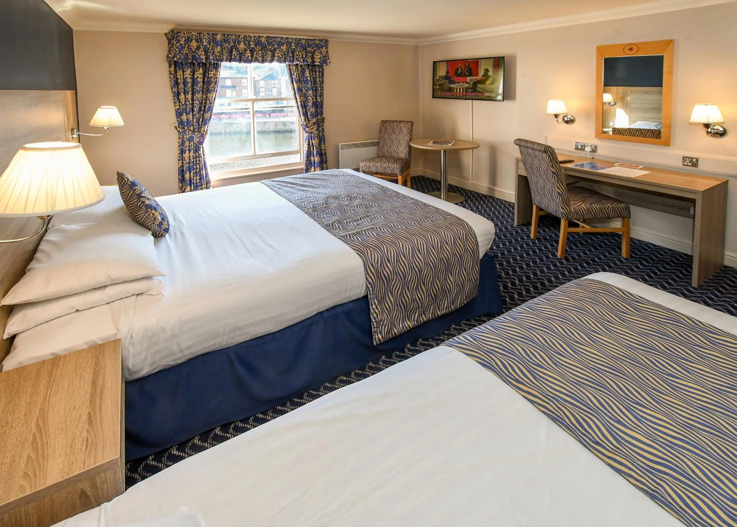 Bed in The Queens Hotel & Victoria Cloisters Apartments