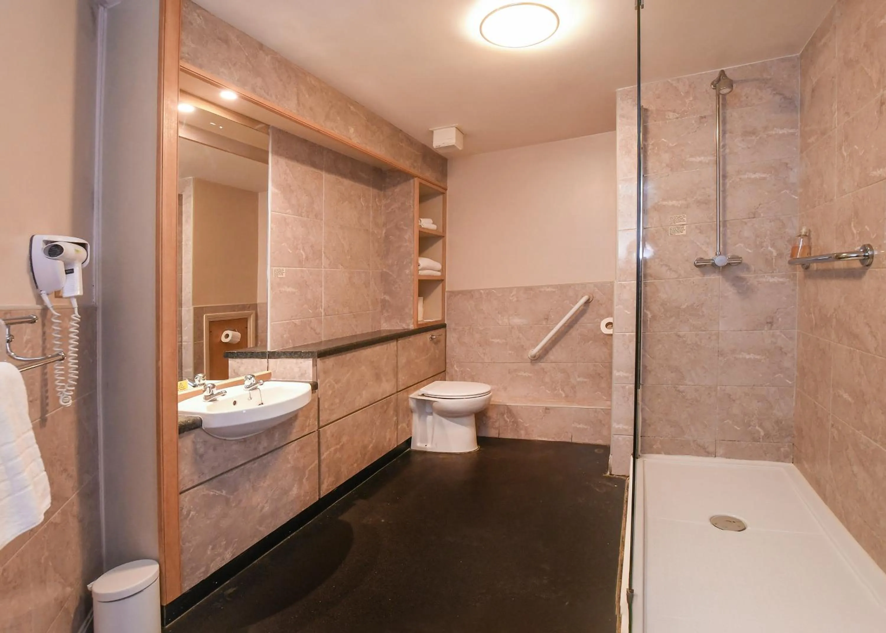 Shower in The Queens Hotel & Victoria Cloisters Apartments