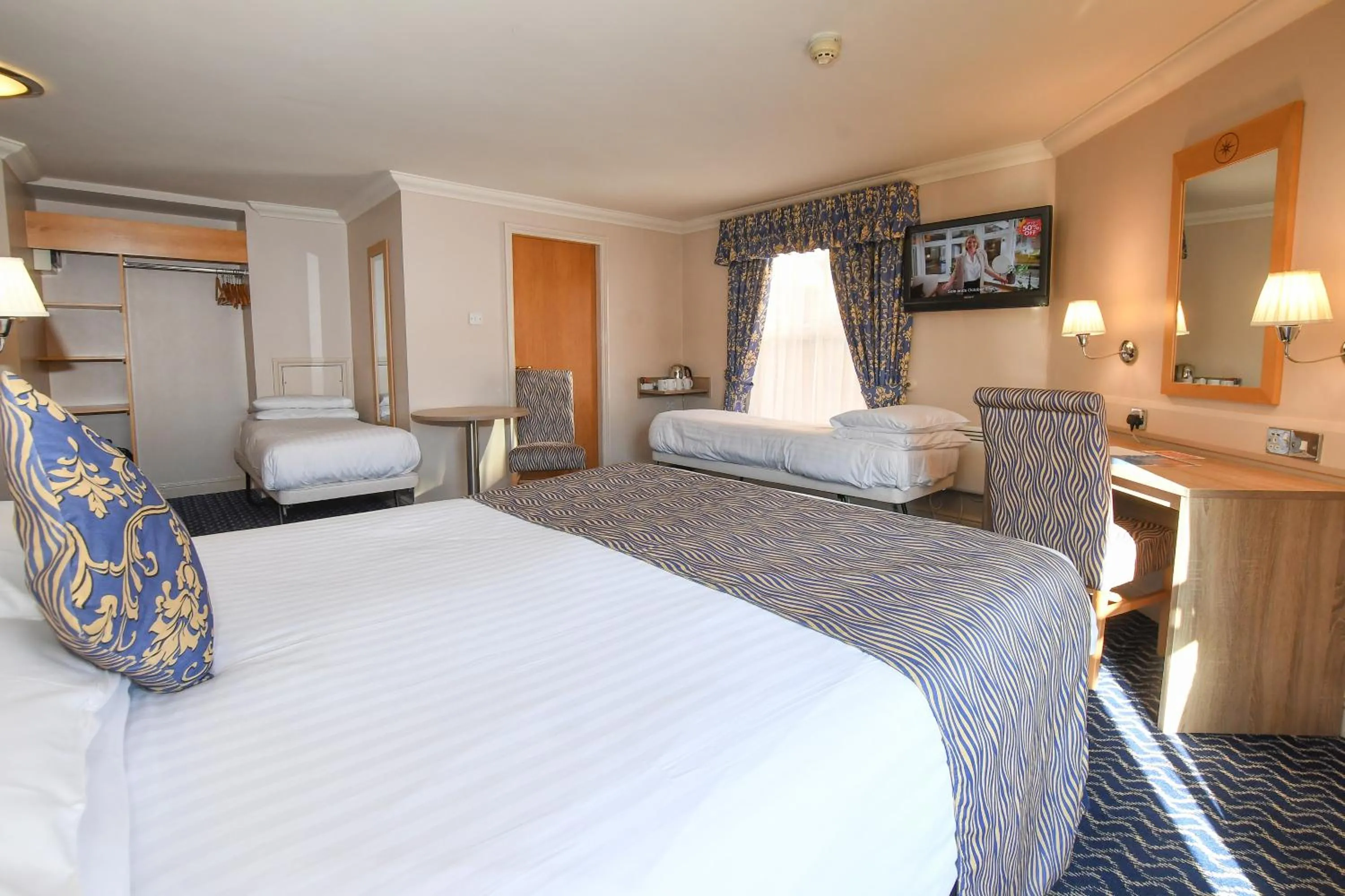 Bed in The Queens Hotel & Victoria Cloisters Apartments