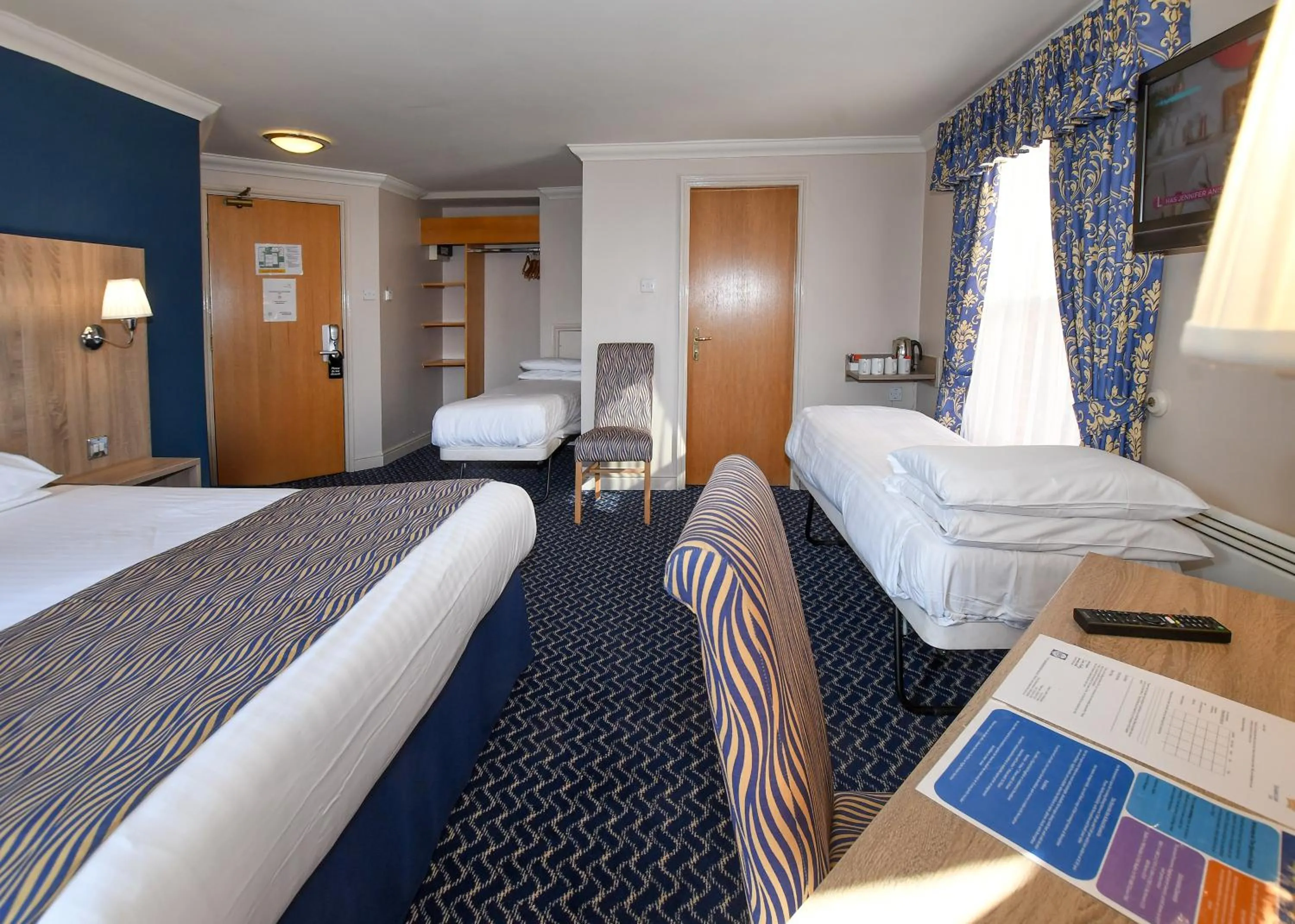 Bed in The Queens Hotel & Victoria Cloisters Apartments