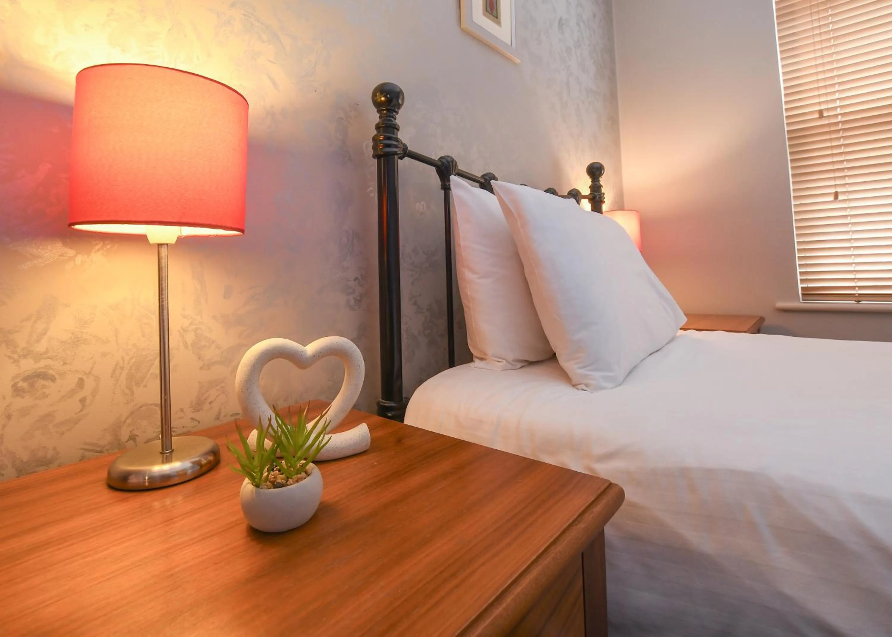 Bedroom, Bed in The Queens Hotel & Victoria Cloisters Apartments