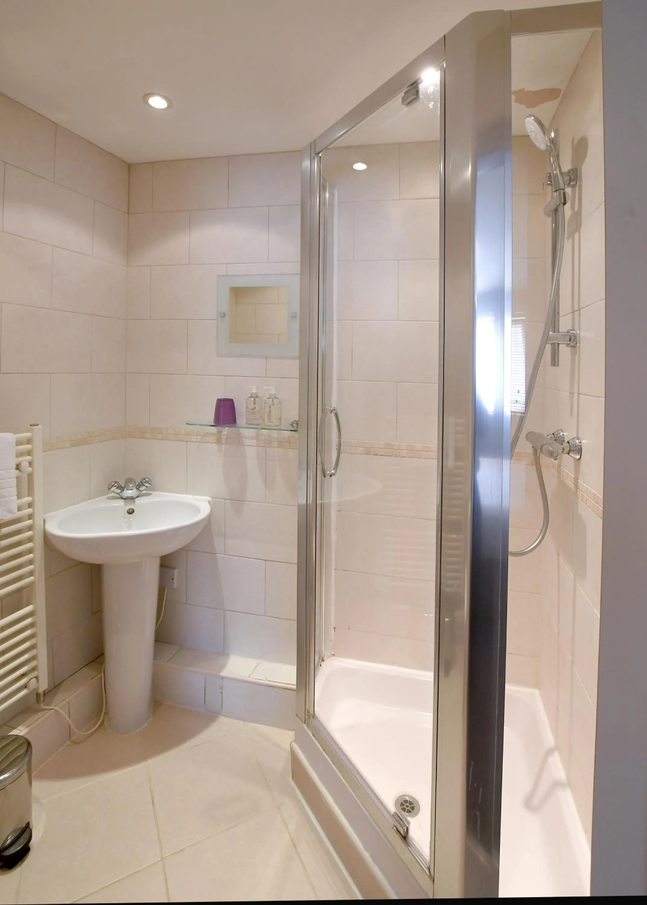 Bathroom in The Queens Hotel & Victoria Cloisters Apartments