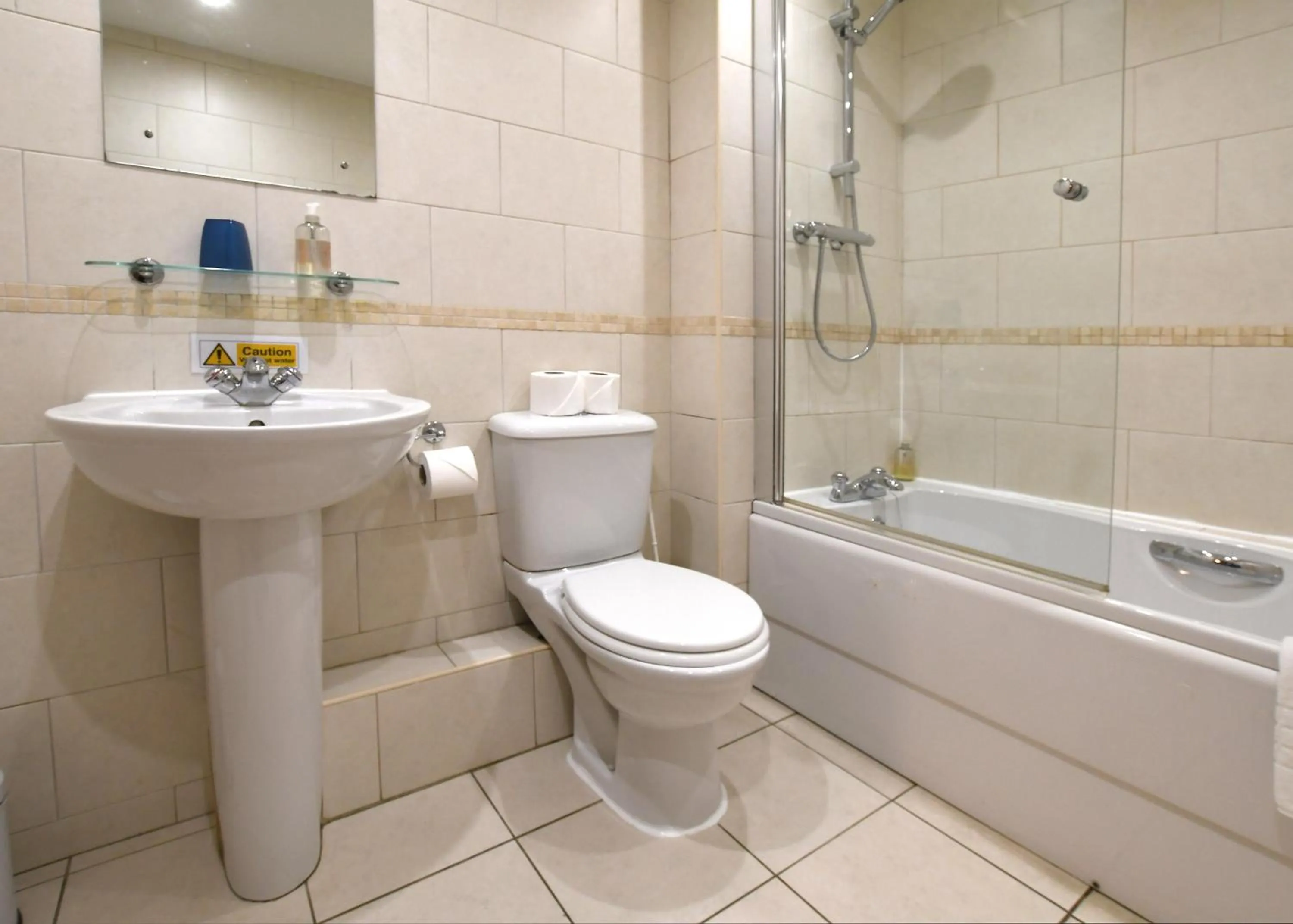 Bathroom in The Queens Hotel & Victoria Cloisters Apartments