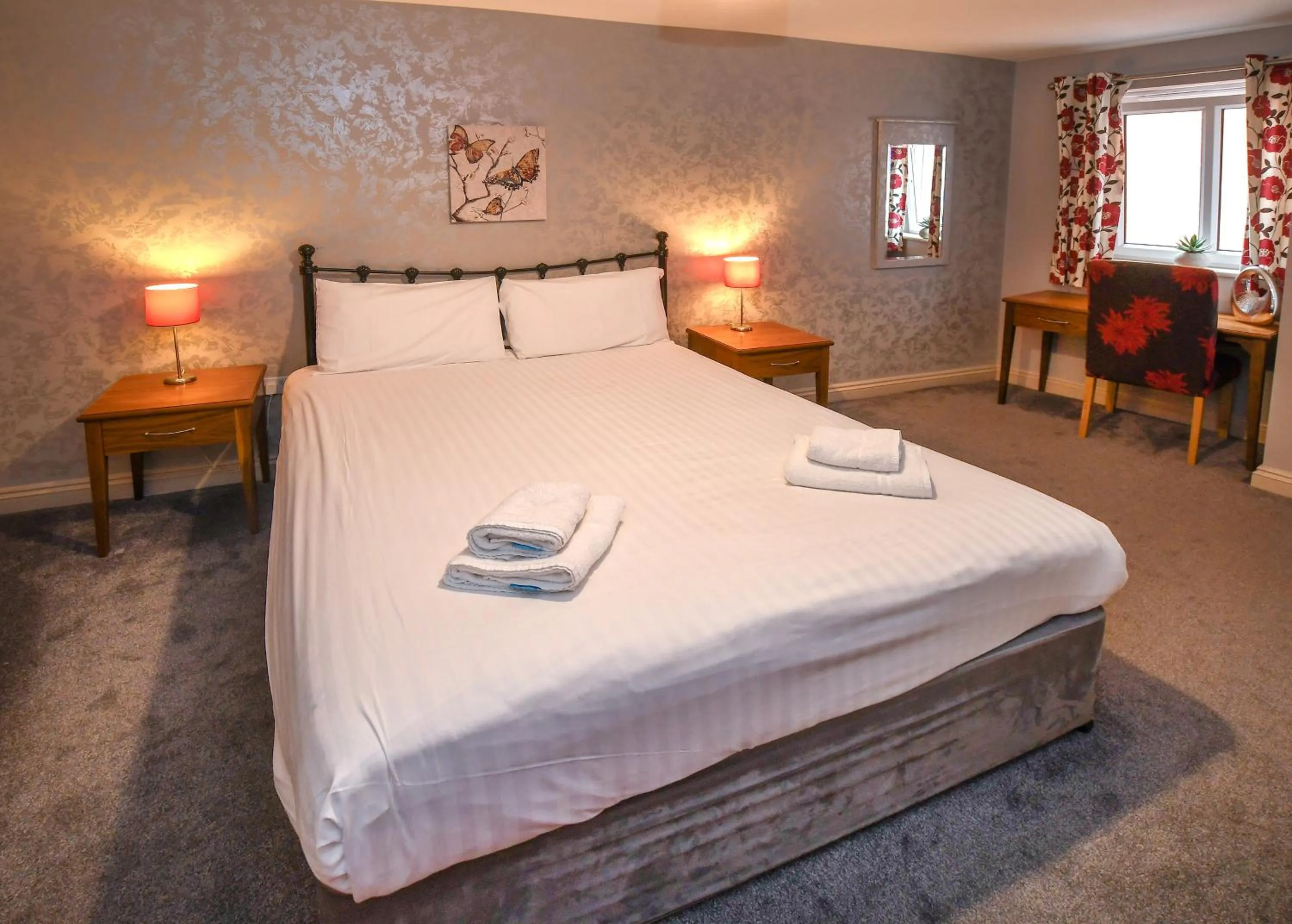 Bedroom, Bed in The Queens Hotel & Victoria Cloisters Apartments