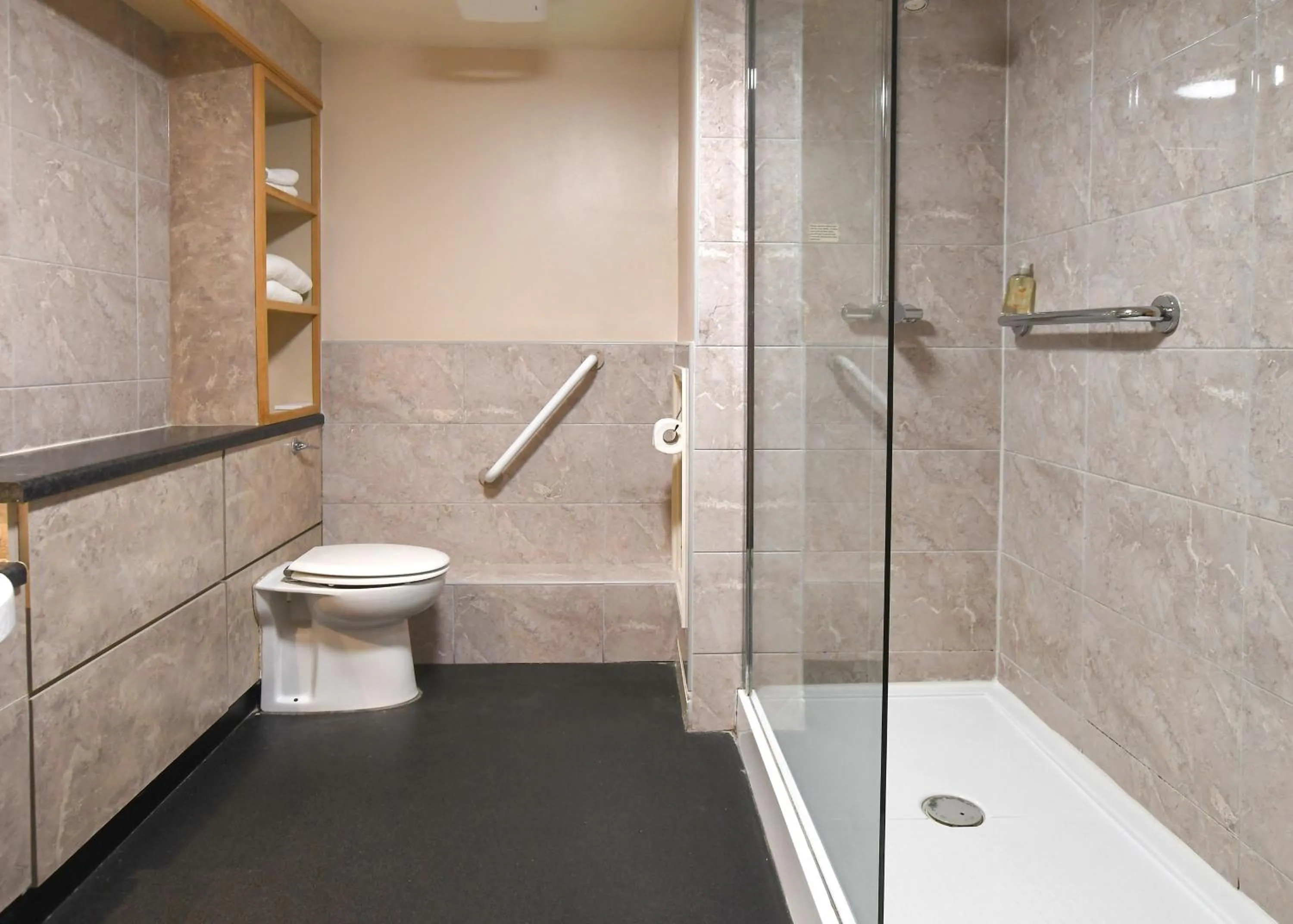 Shower in The Queens Hotel & Victoria Cloisters Apartments
