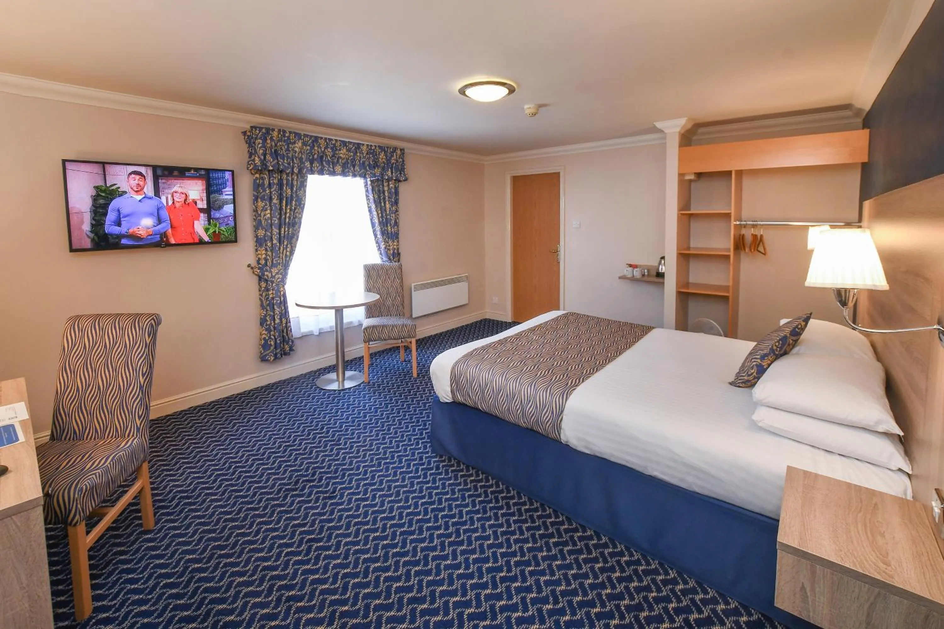 Bed in The Queens Hotel & Victoria Cloisters Apartments