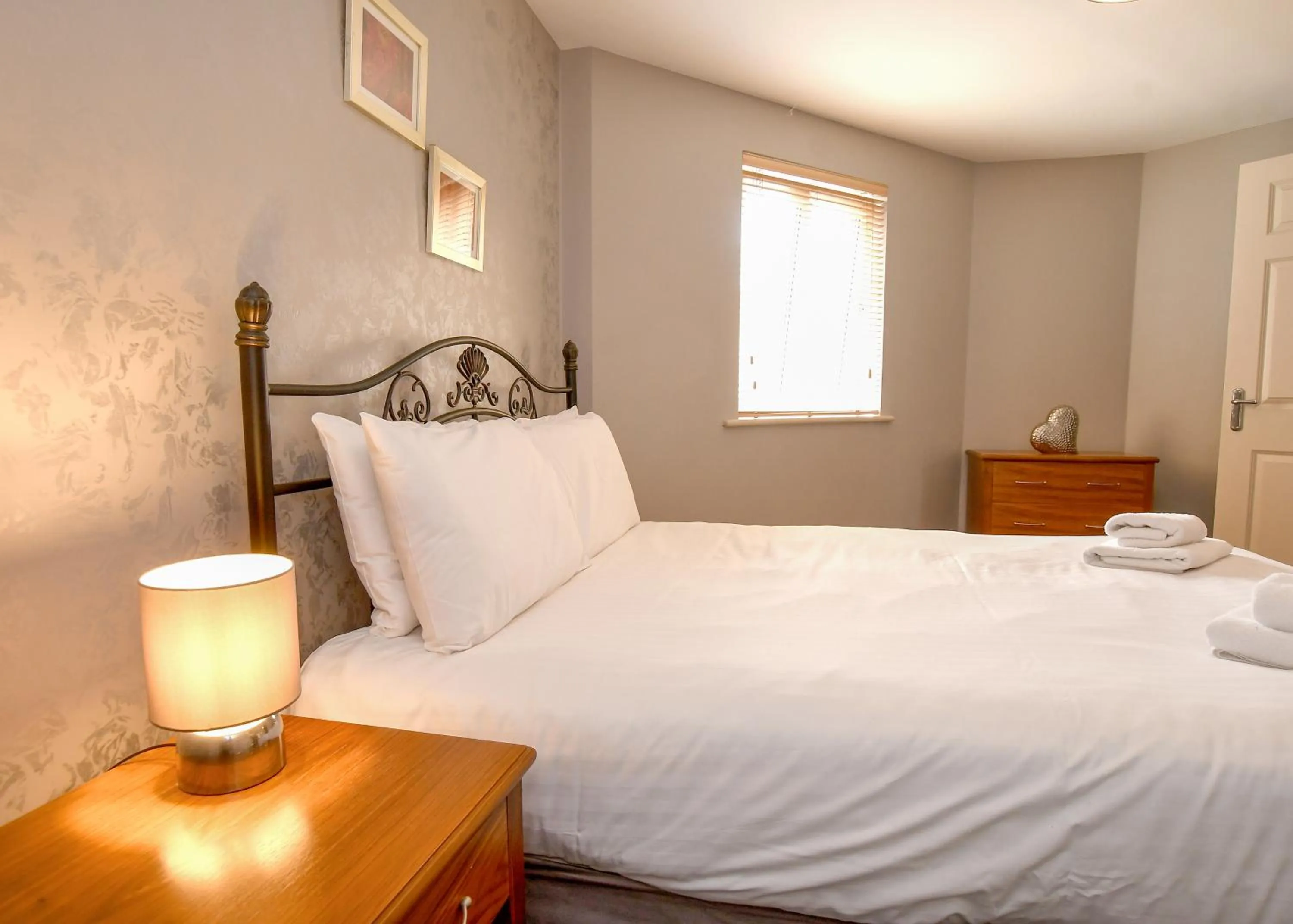 Bed in The Queens Hotel & Victoria Cloisters Apartments