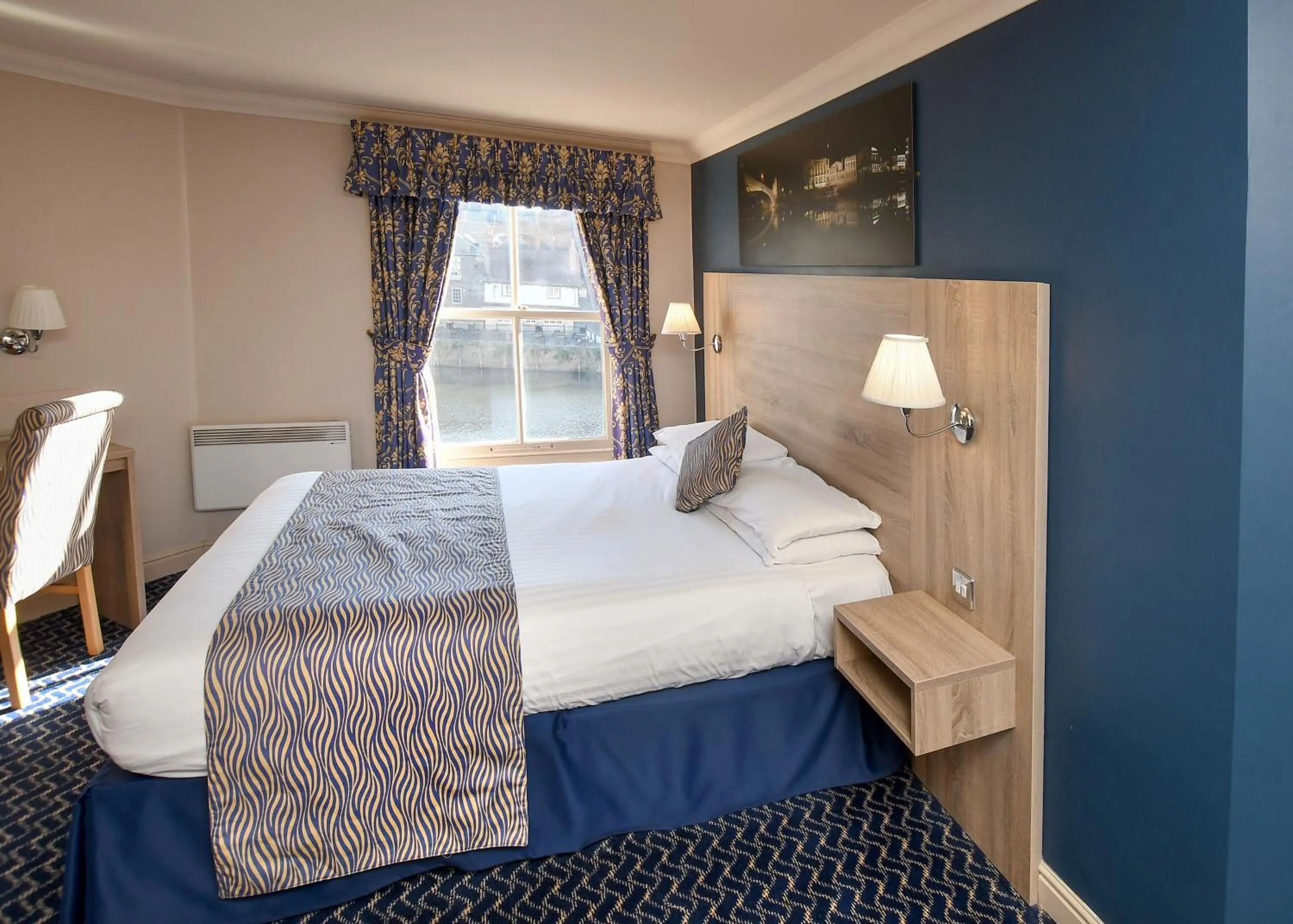 Bed in The Queens Hotel & Victoria Cloisters Apartments