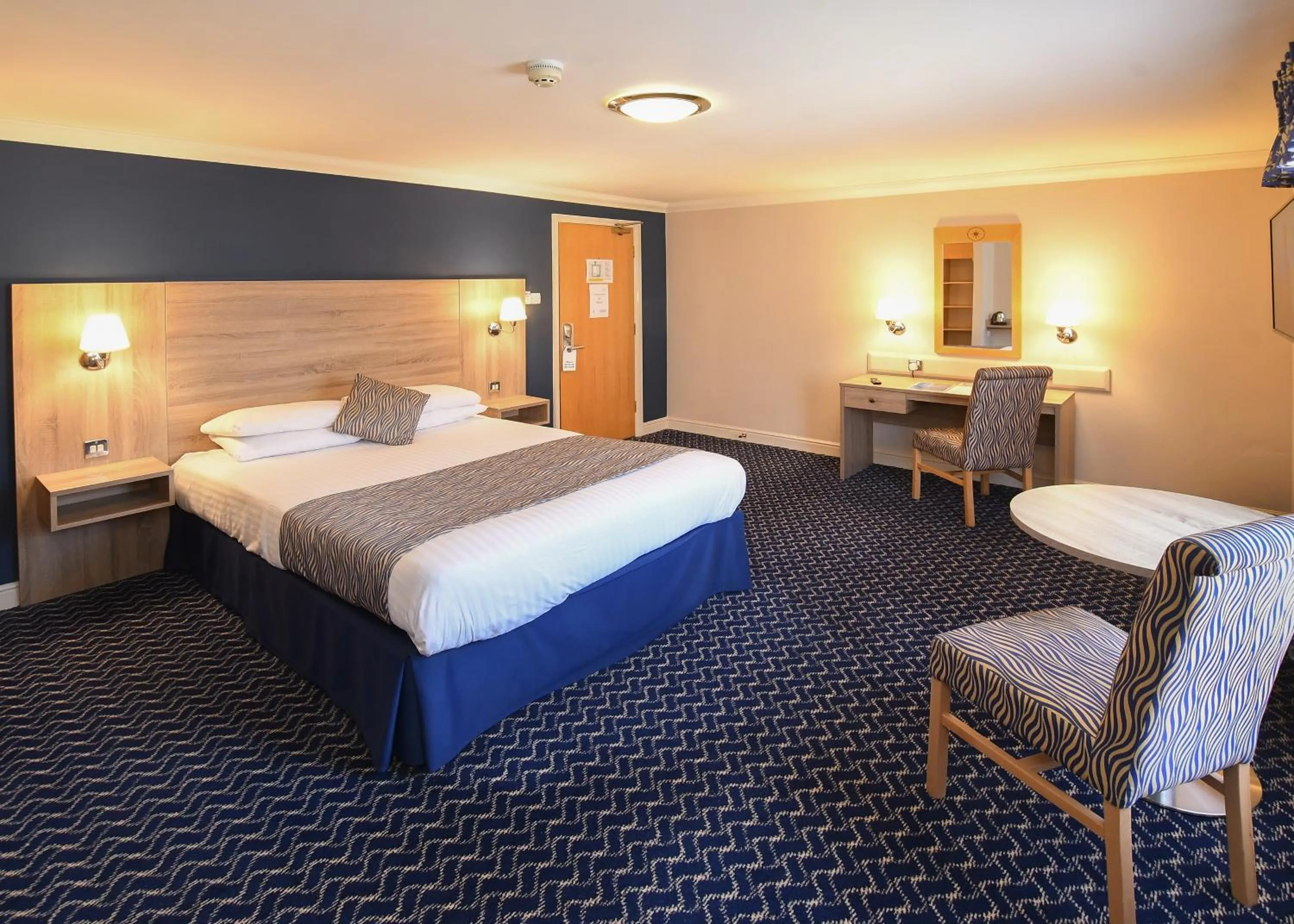 Bed in The Queens Hotel & Victoria Cloisters Apartments