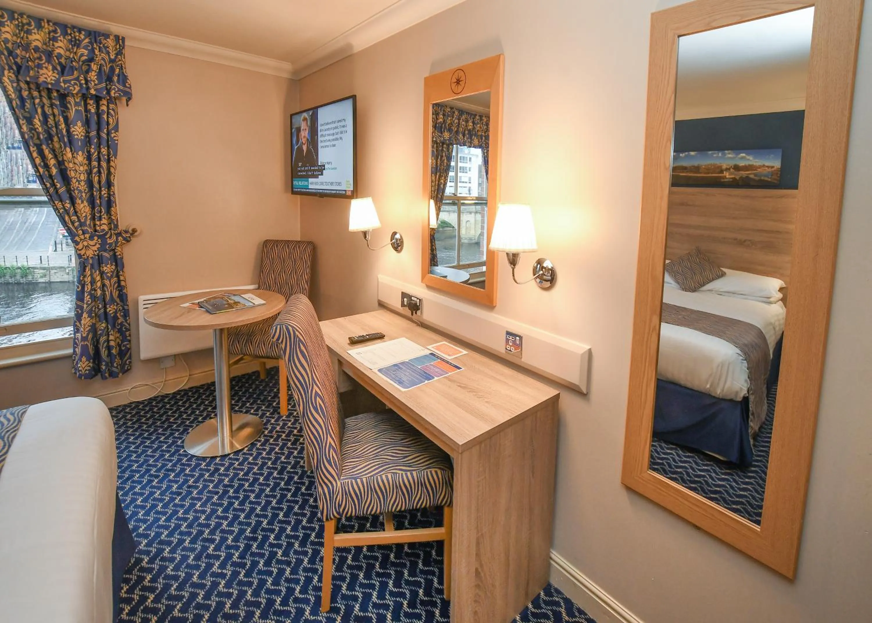 Bed in The Queens Hotel & Victoria Cloisters Apartments