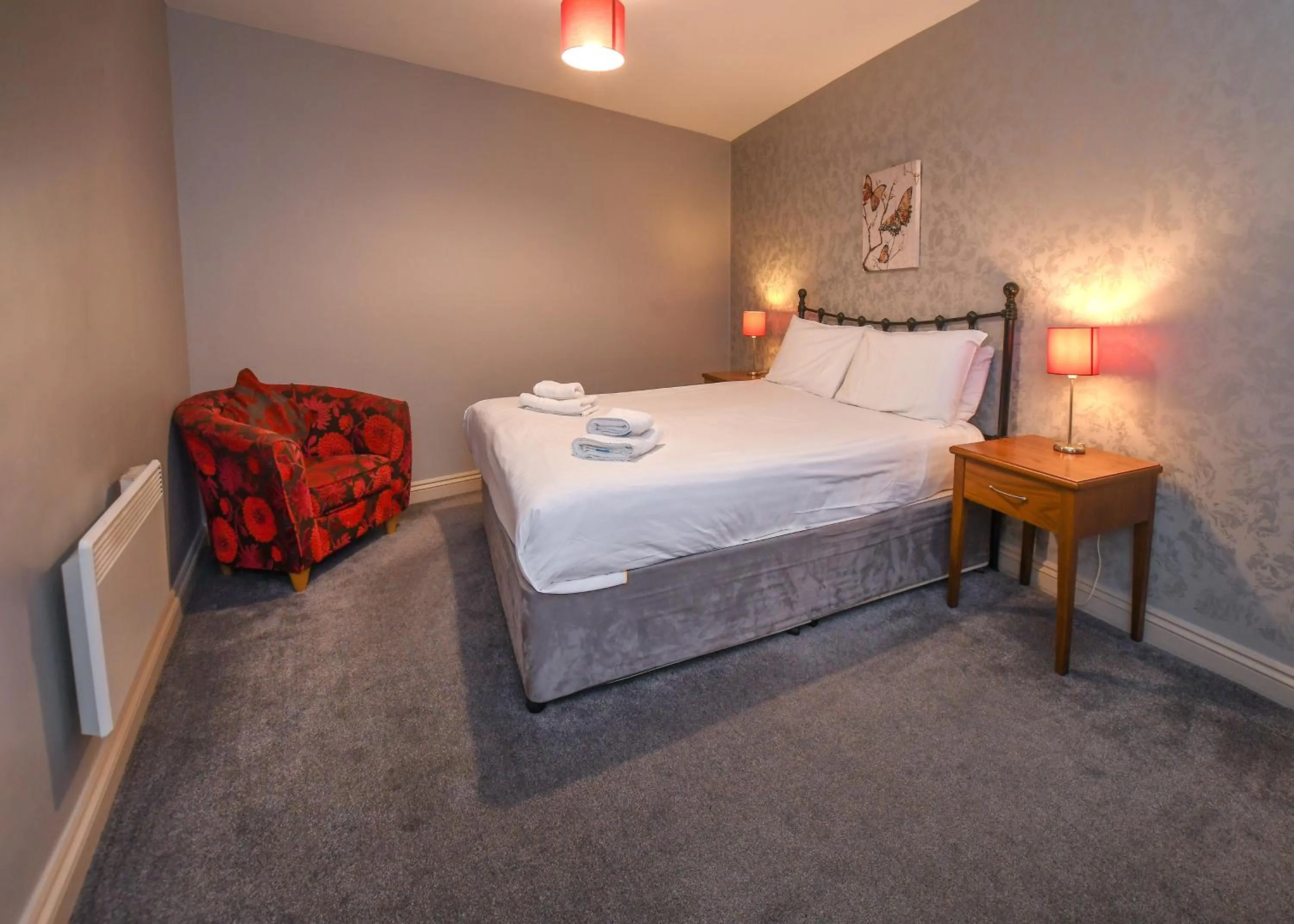 Bedroom, Bed in The Queens Hotel & Victoria Cloisters Apartments