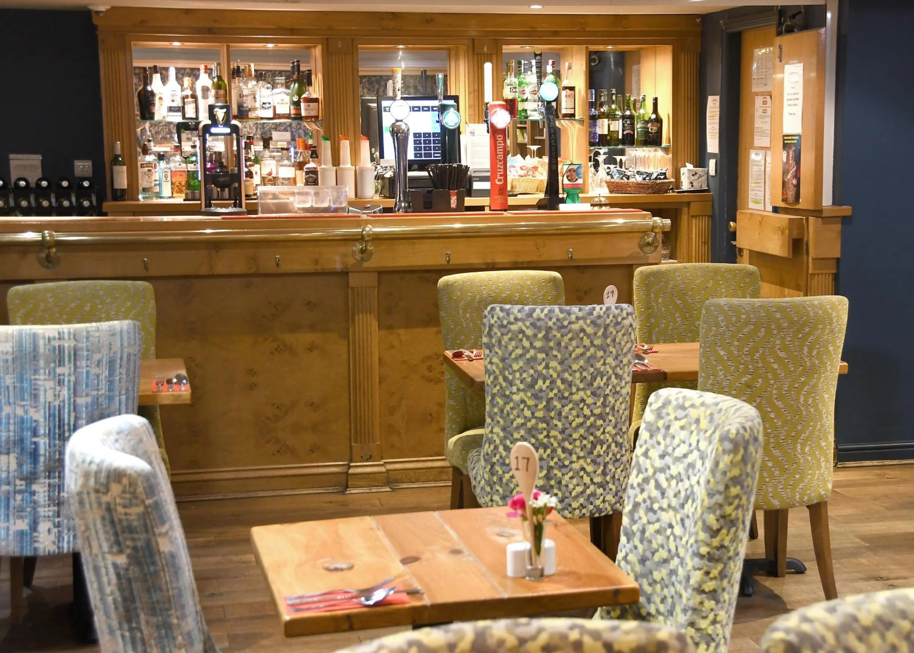 Restaurant/places to eat in The Queens Hotel & Victoria Cloisters Apartments