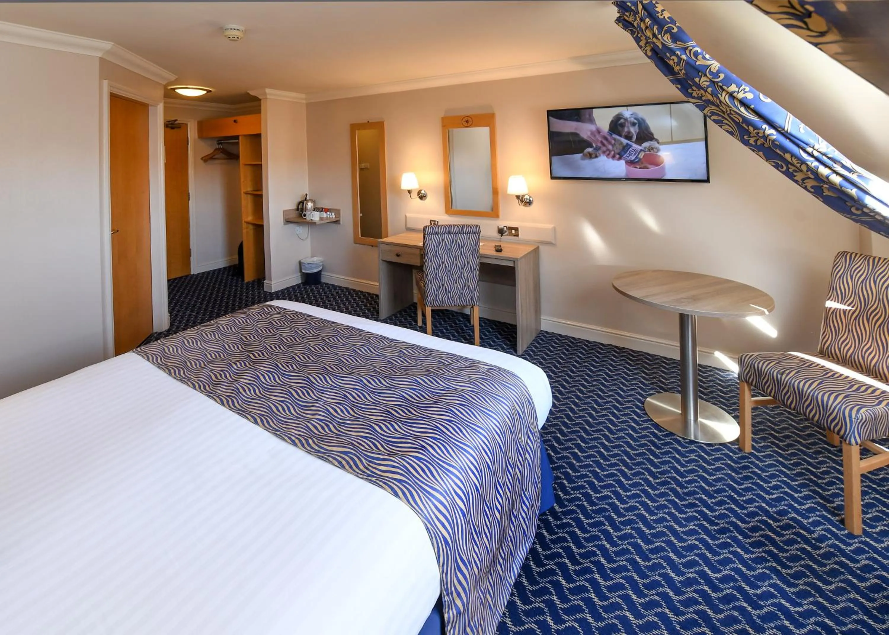 Bed in The Queens Hotel & Victoria Cloisters Apartments