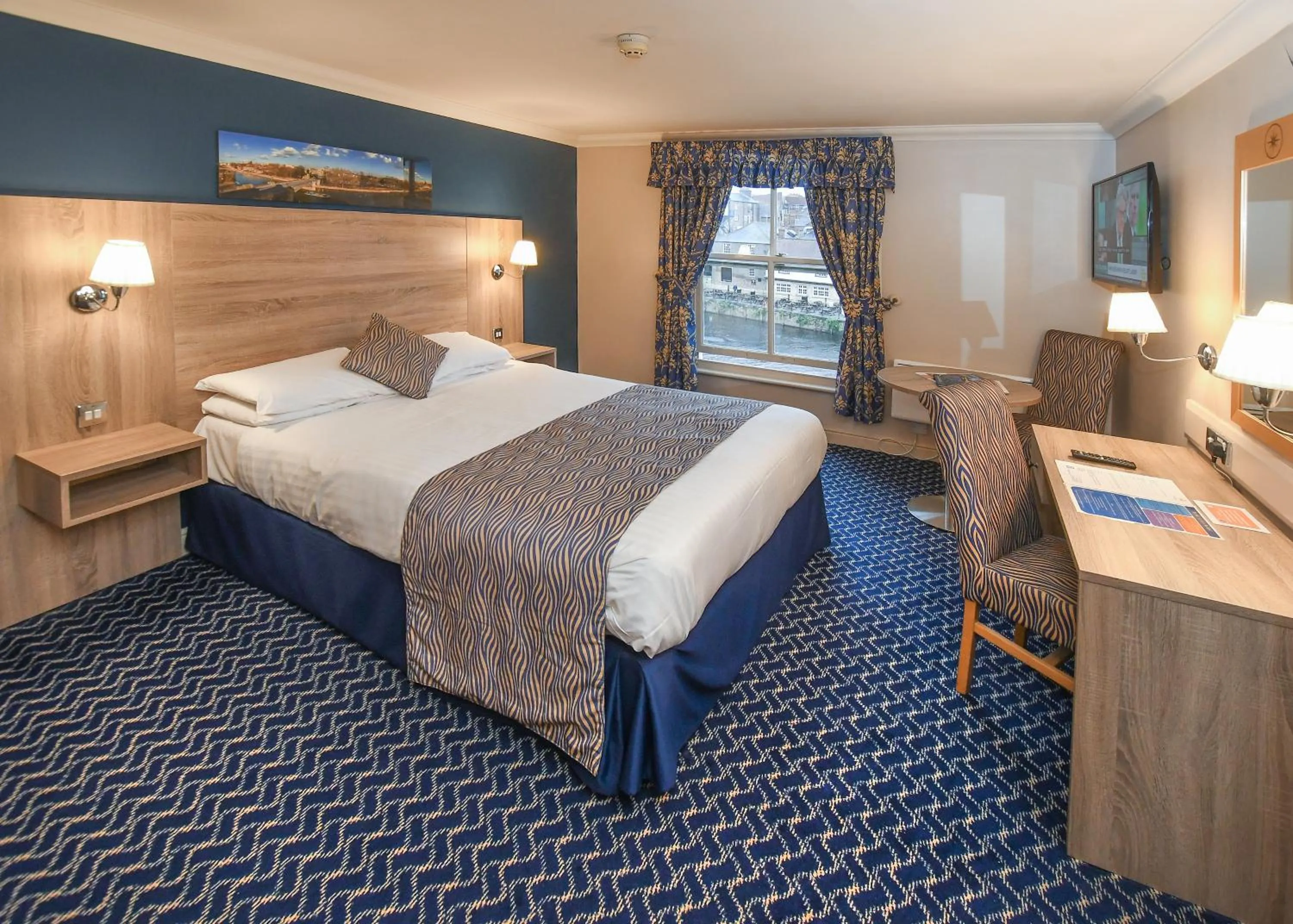 Bed in The Queens Hotel & Victoria Cloisters Apartments