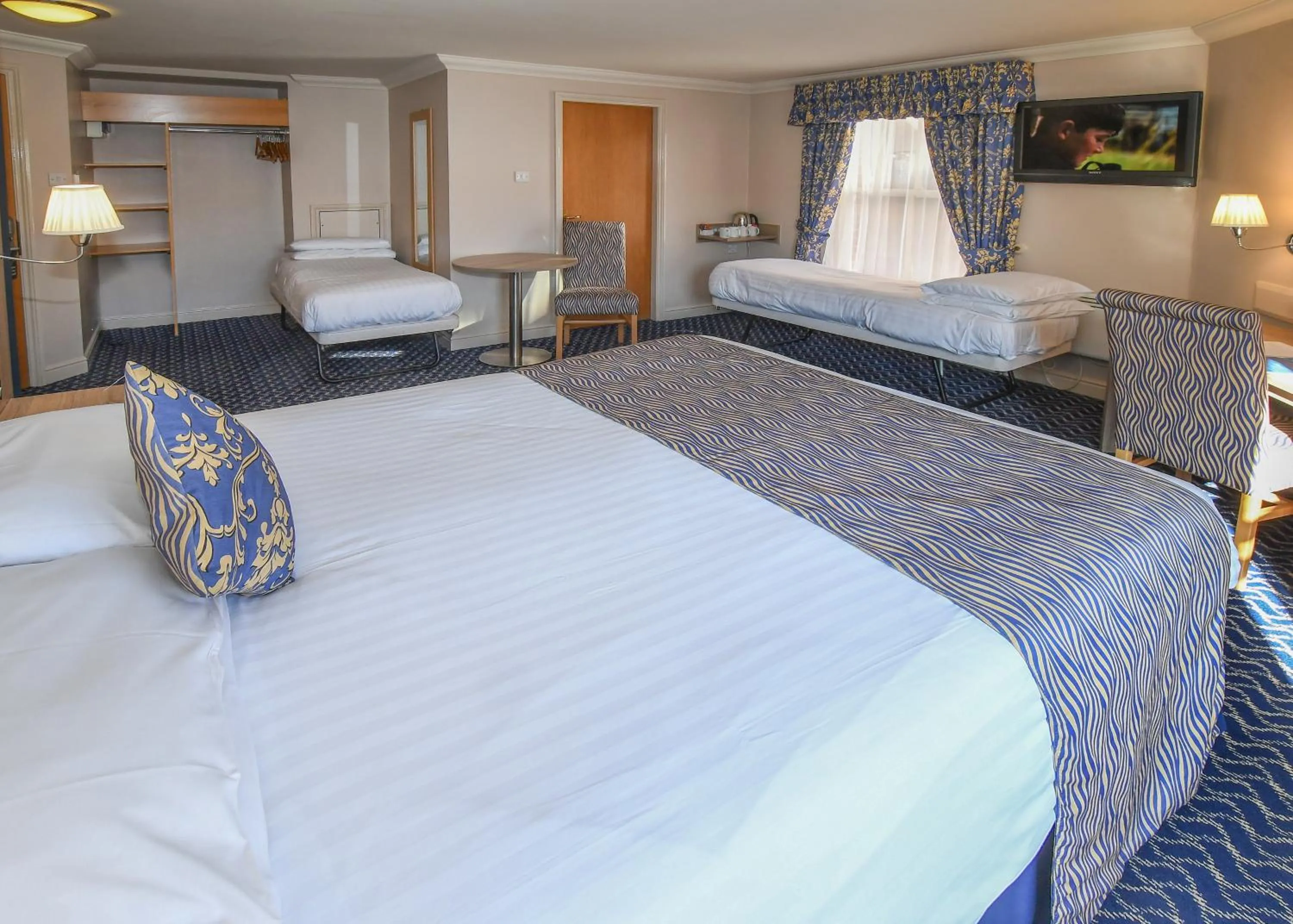 Bed in The Queens Hotel & Victoria Cloisters Apartments