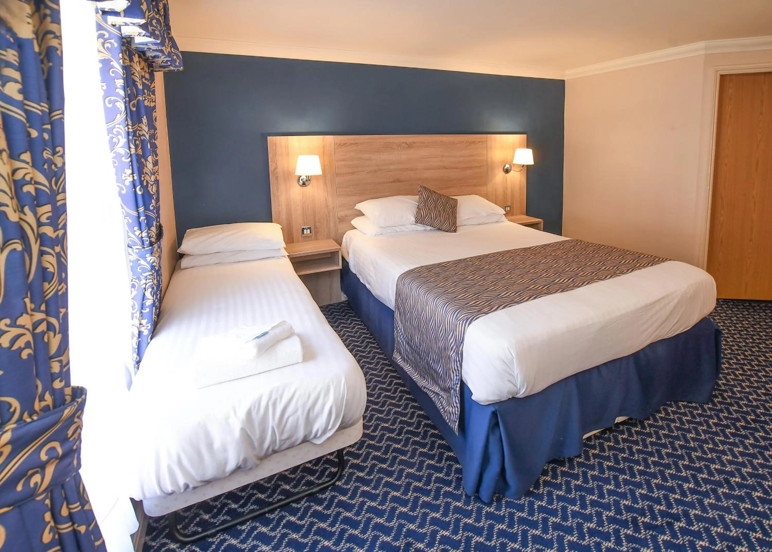 Bed in The Queens Hotel & Victoria Cloisters Apartments