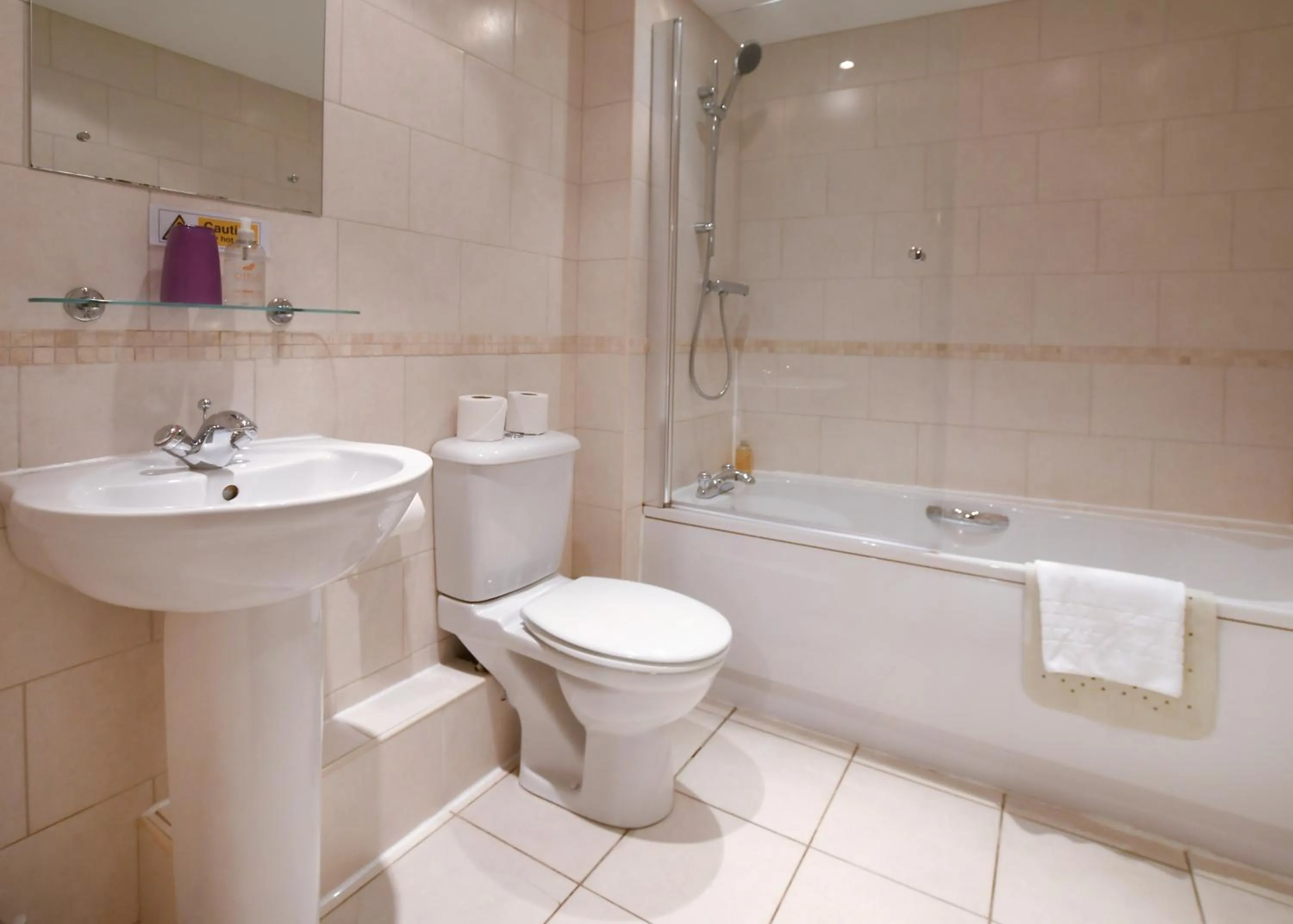 Bathroom in The Queens Hotel & Victoria Cloisters Apartments