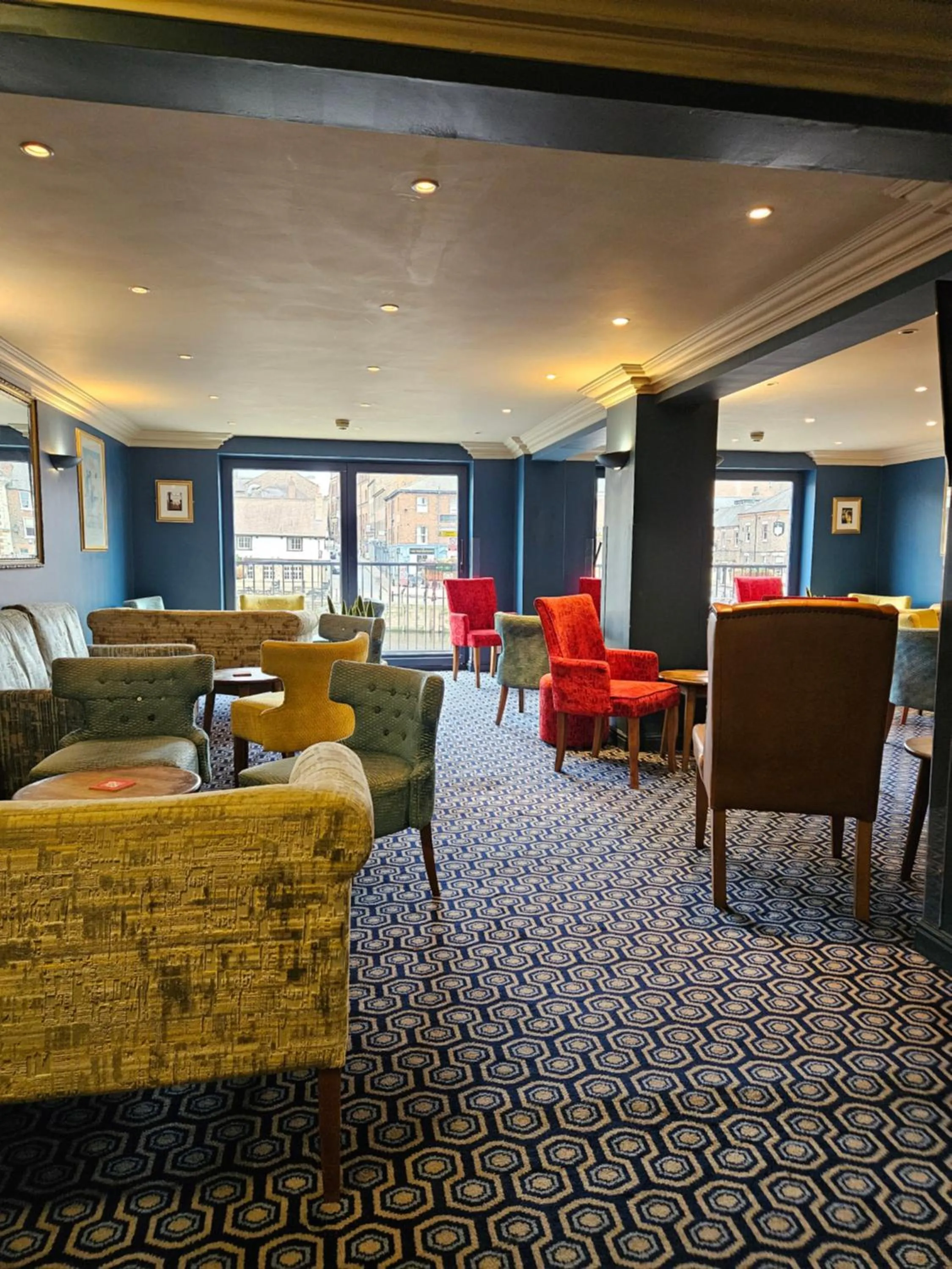 Lounge or bar in The Queens Hotel & Victoria Cloisters Apartments