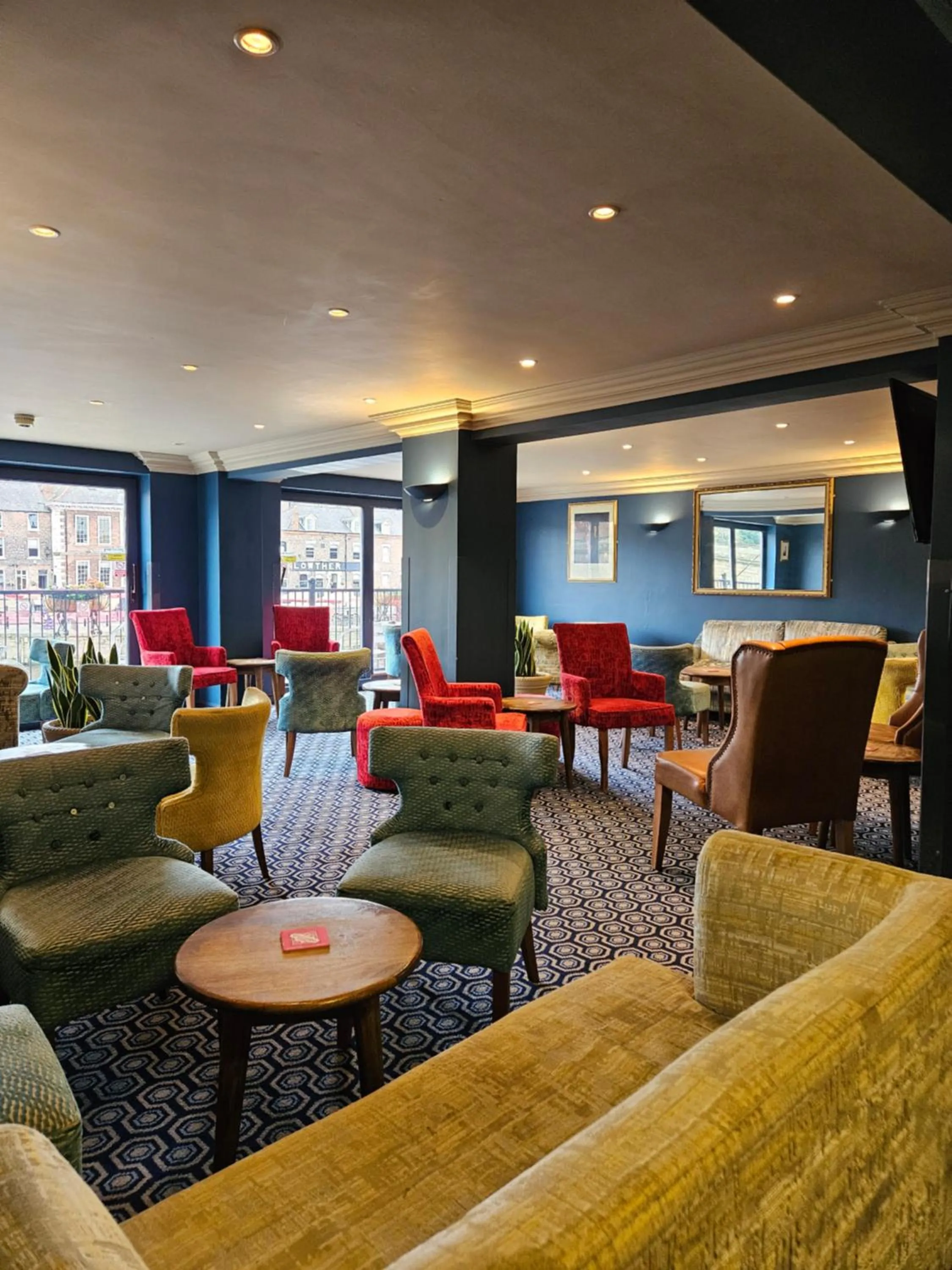 Lounge or bar in The Queens Hotel & Victoria Cloisters Apartments