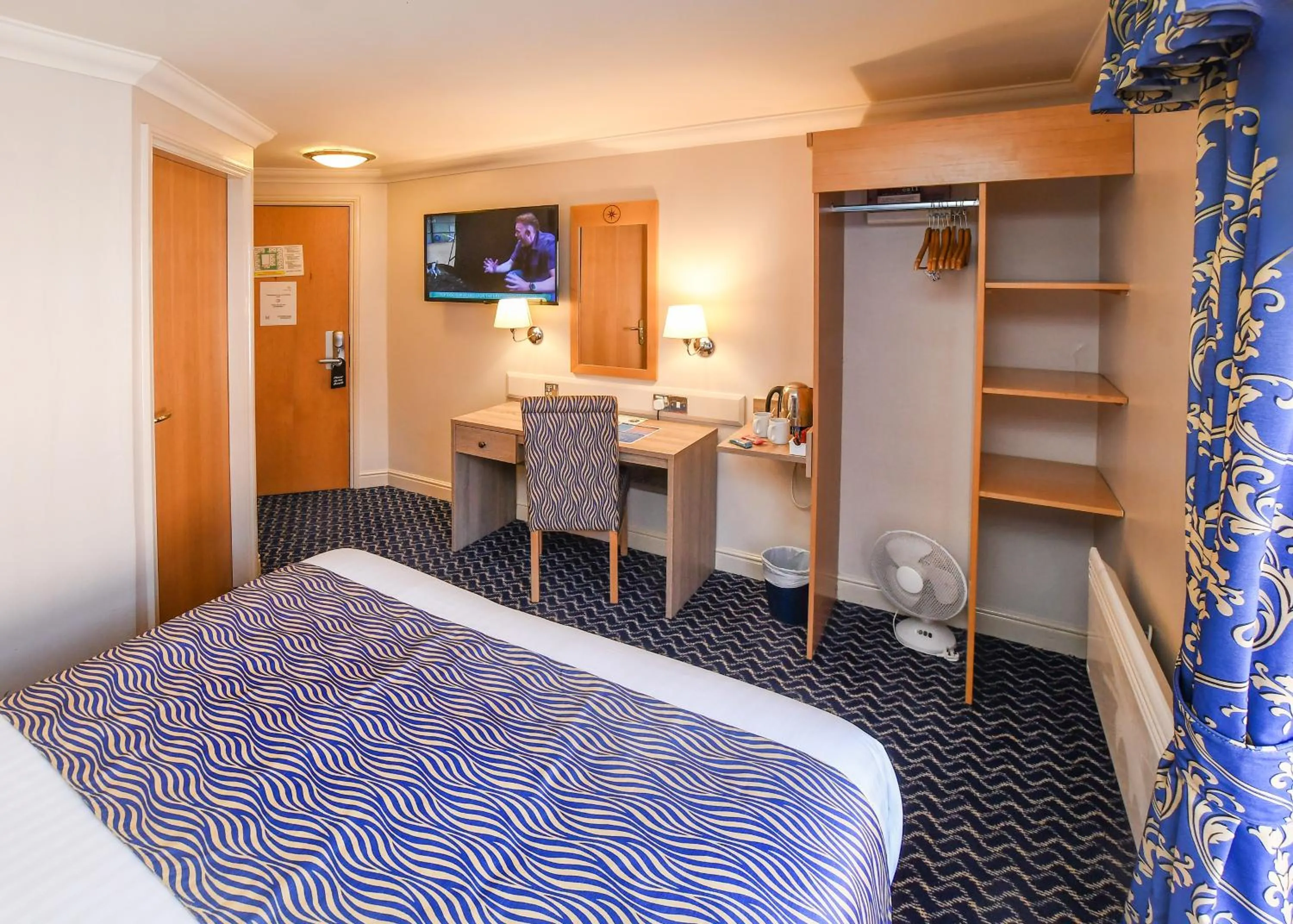 Bed in The Queens Hotel & Victoria Cloisters Apartments