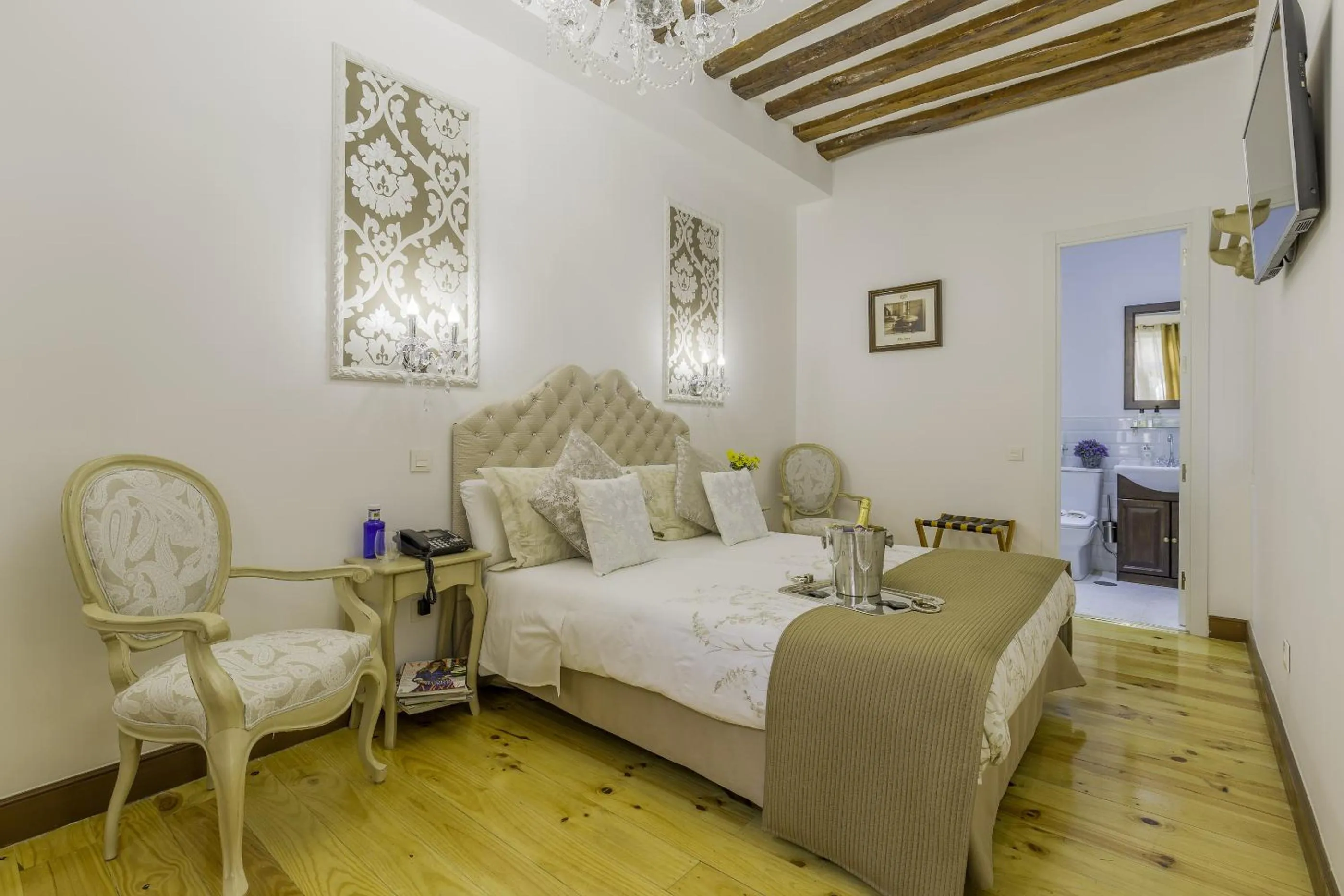 Bedroom, Bed in Oriente Palace Apartments