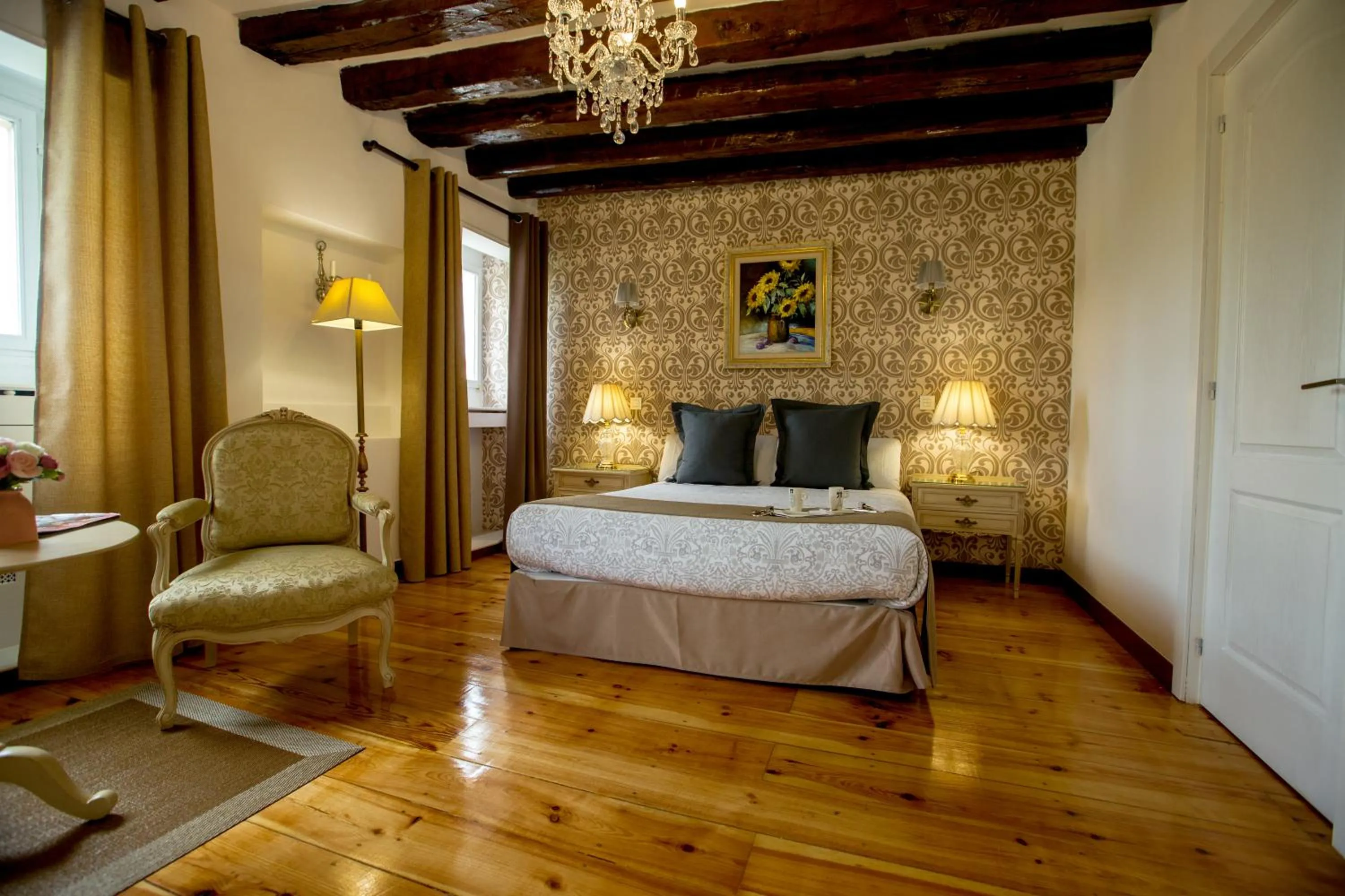 Seating area, Bed in Oriente Palace Apartments
