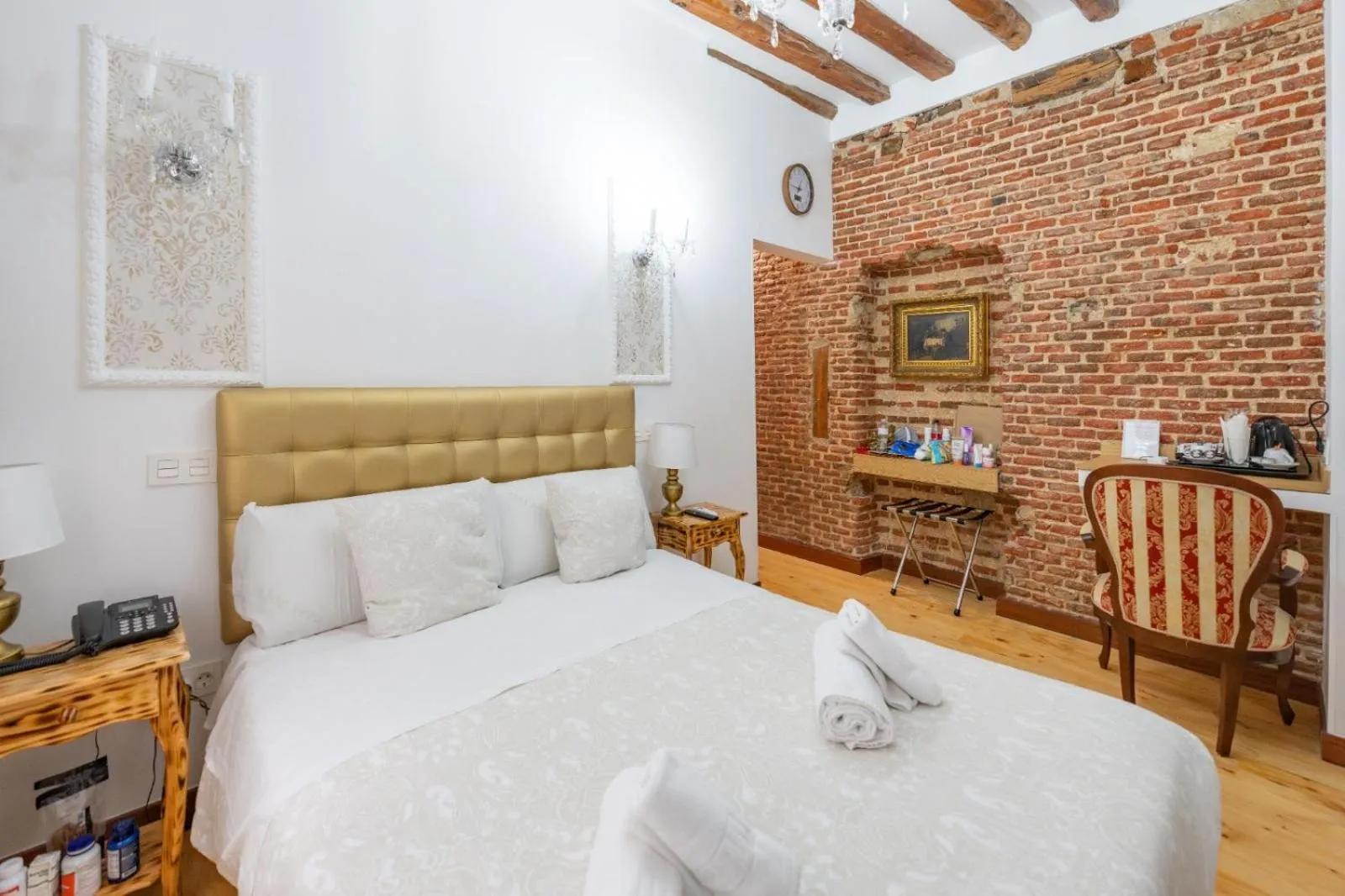 Photo of the whole room, Bed in Oriente Palace Apartments