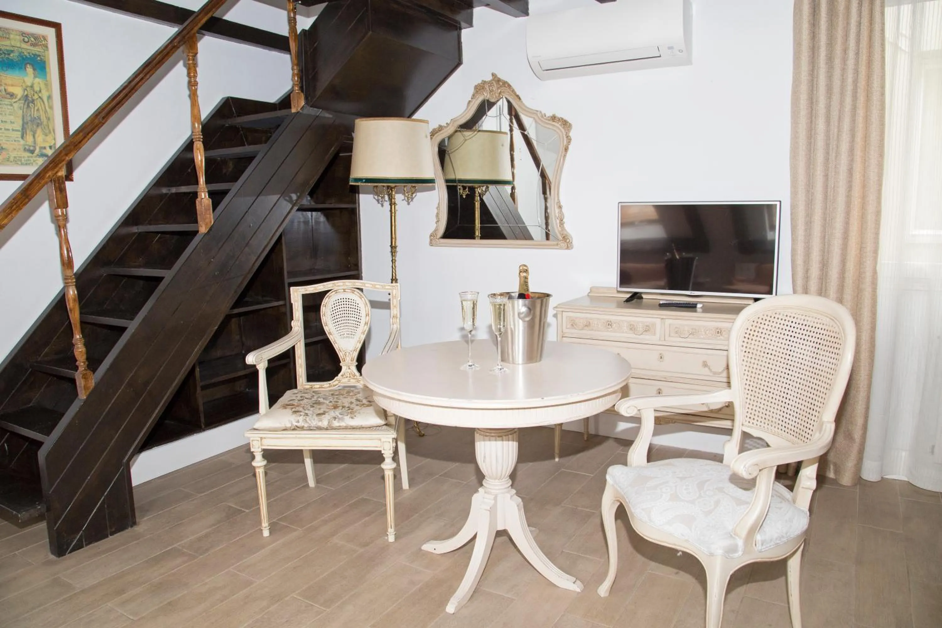 Seating area in Oriente Palace Apartments