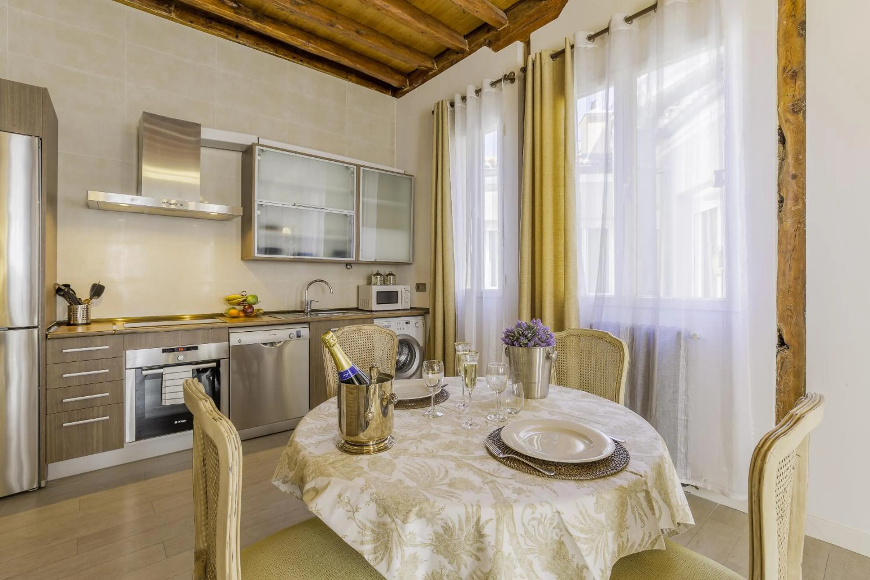 Kitchen or kitchenette in Oriente Palace Apartments
