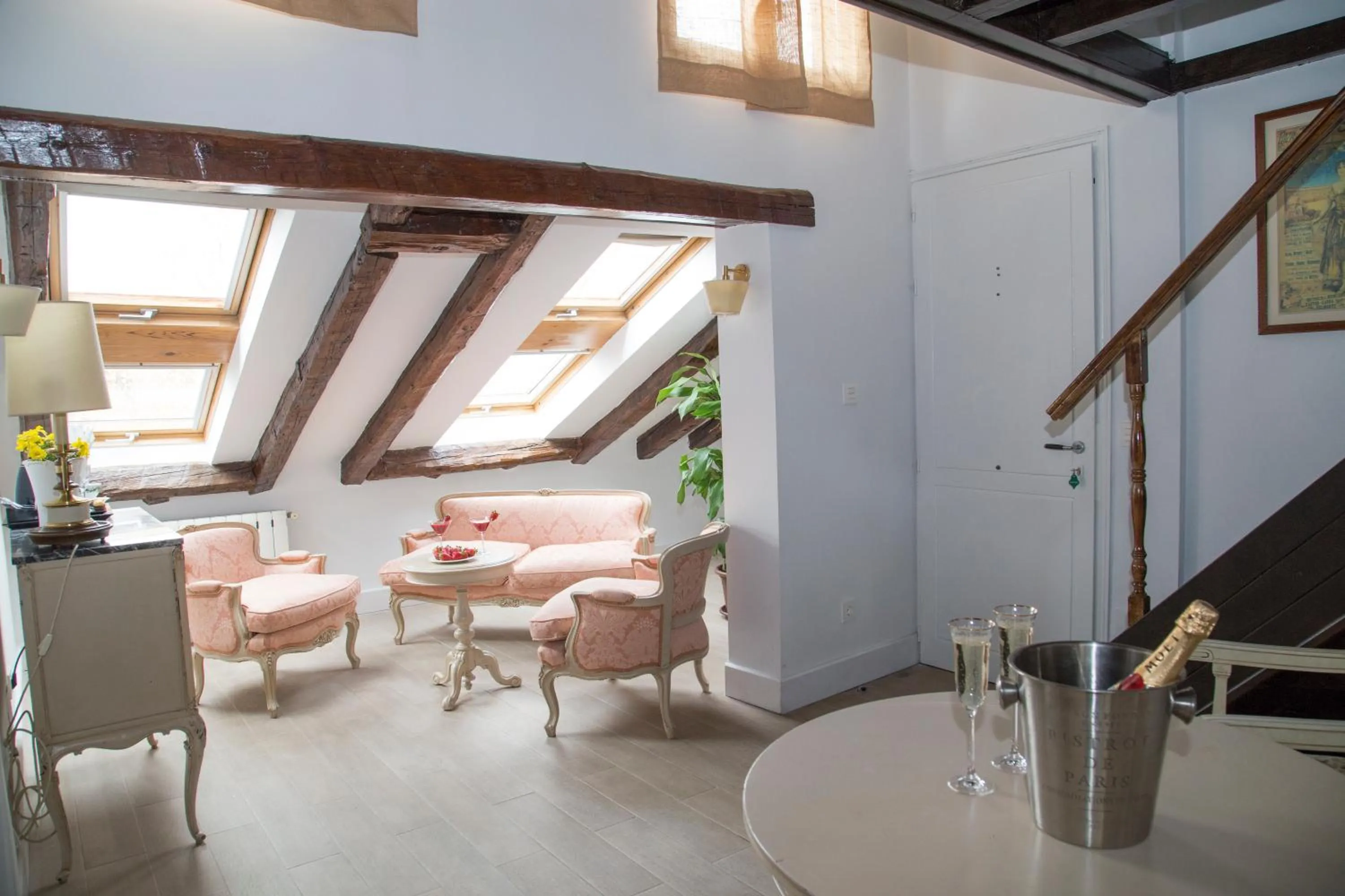 Seating area in Oriente Palace Apartments