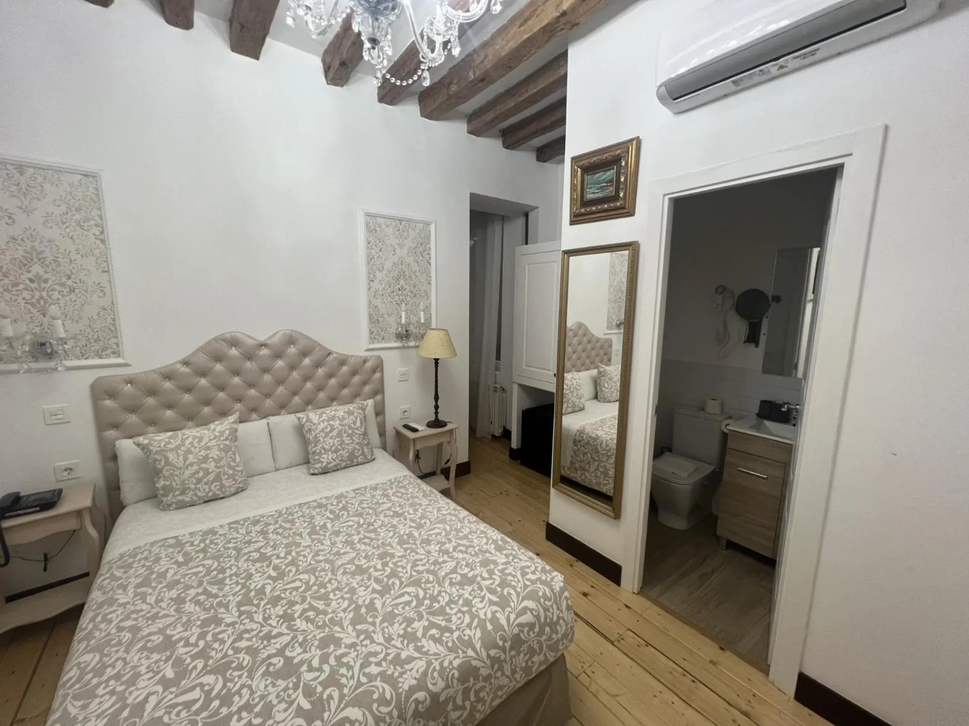 Bed in Oriente Palace Apartments