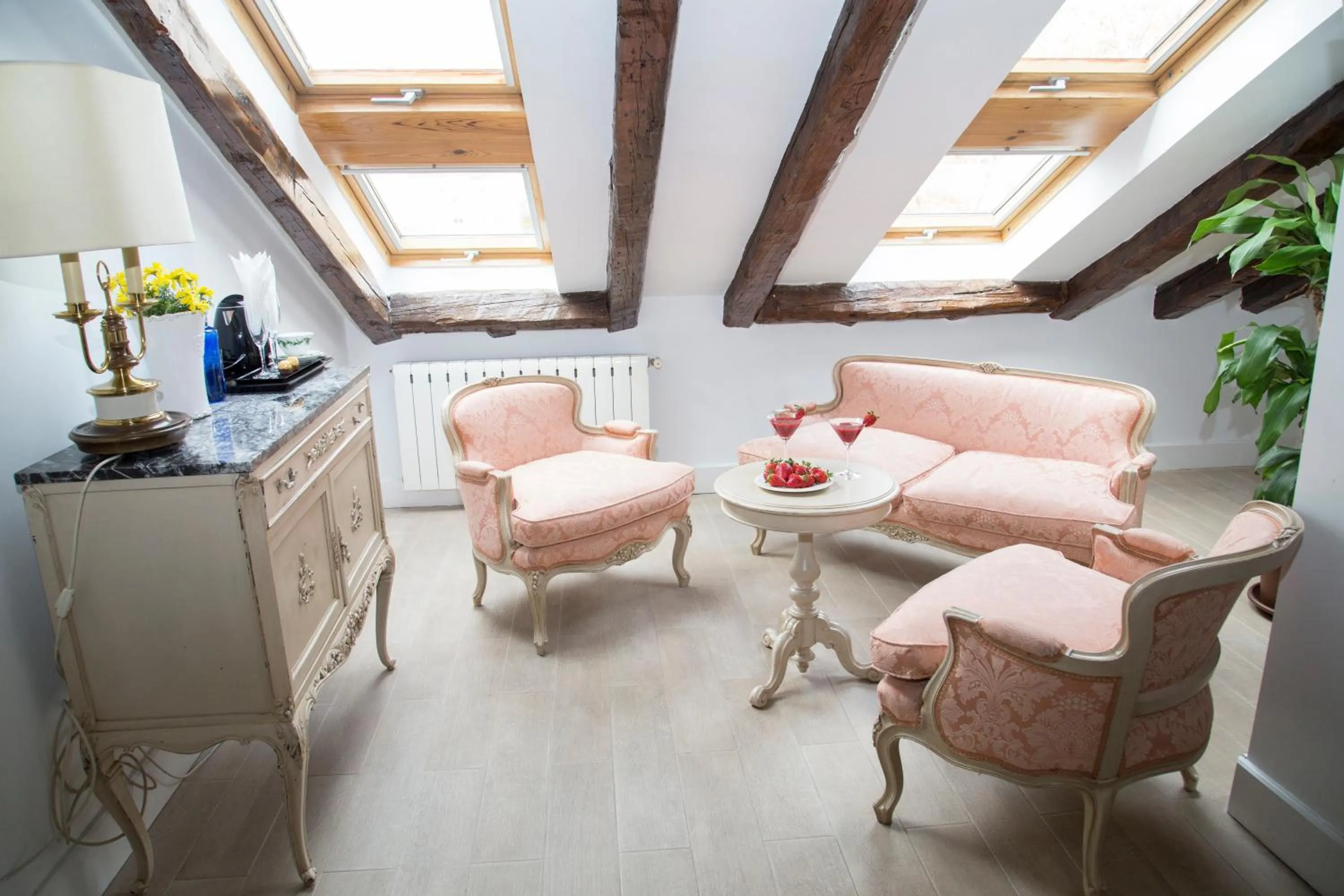 Seating area in Oriente Palace Apartments