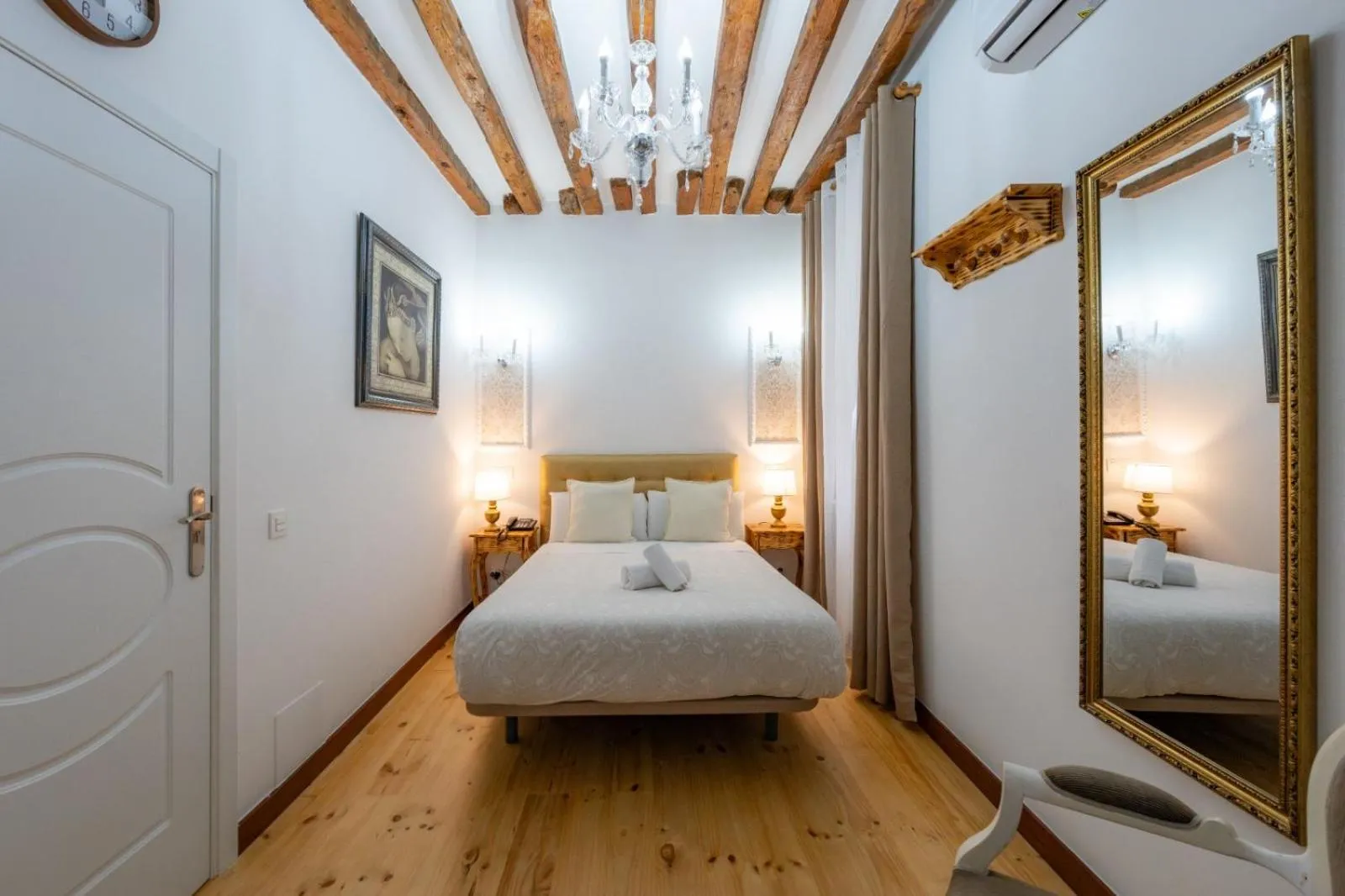Photo of the whole room, Bed in Oriente Palace Apartments