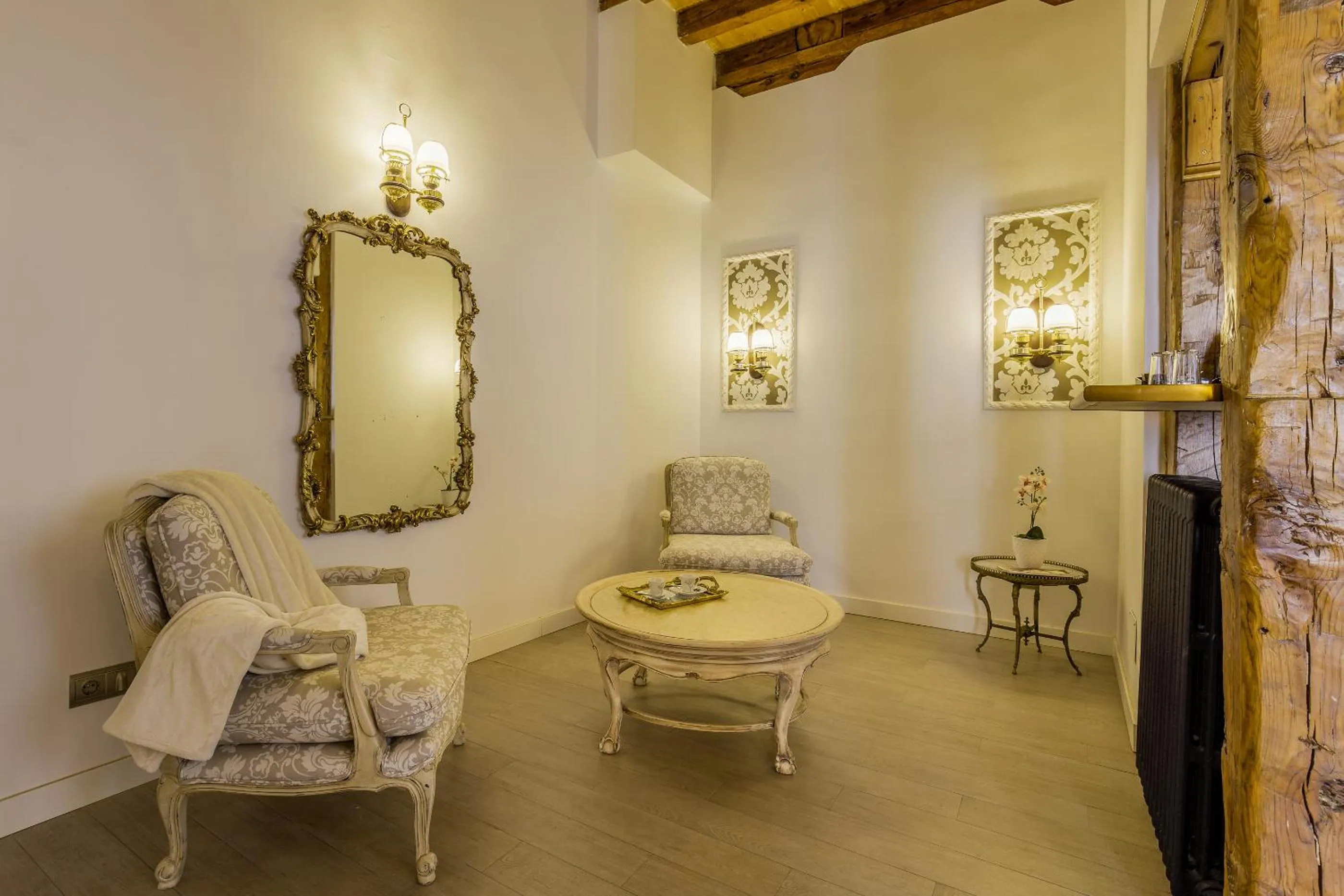 Seating area in Oriente Palace Apartments