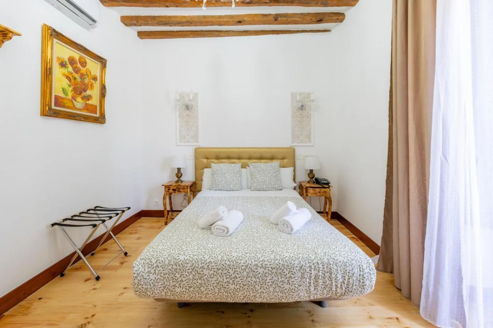 Photo of the whole room, Bed in Oriente Palace Apartments