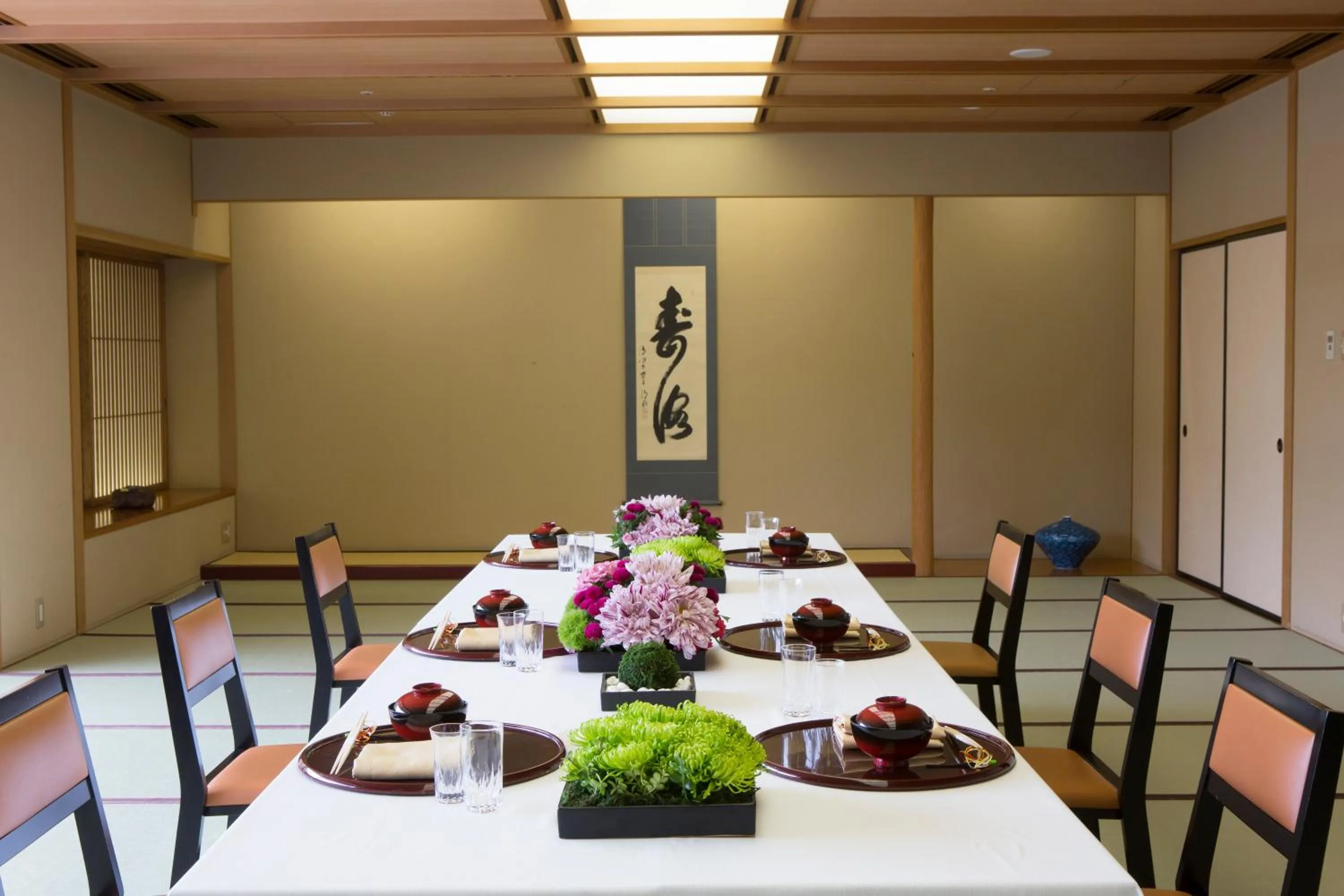 Restaurant/places to eat in Hotel Granmirage