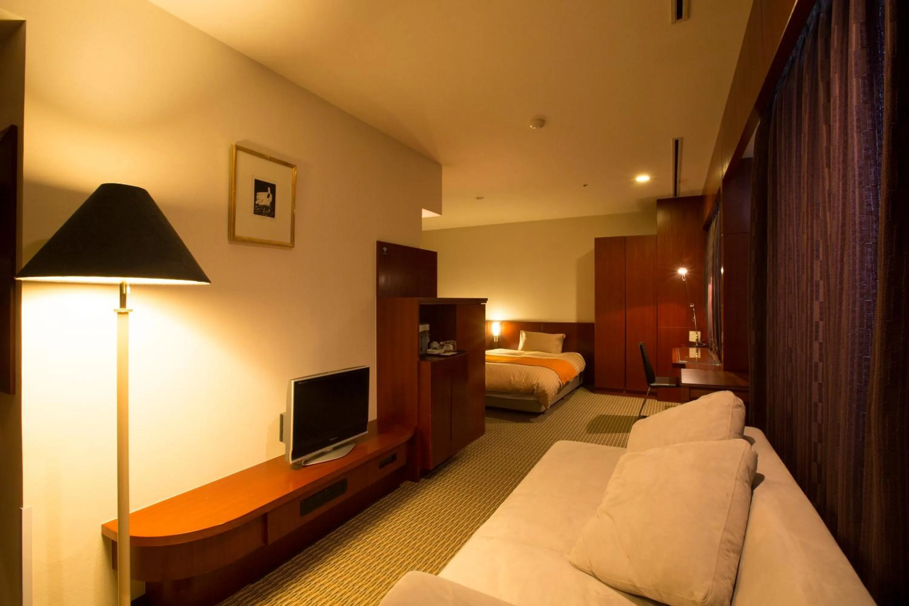 Night, Bed in Hotel Granmirage