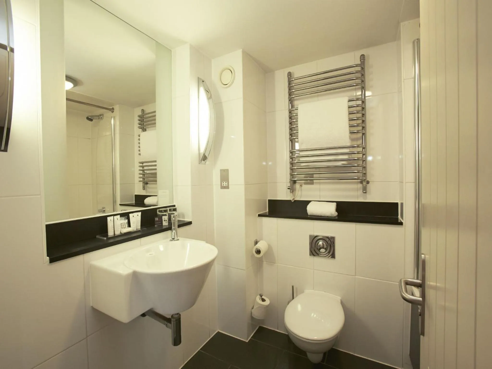 Shower in Salthouse Harbour Hotel