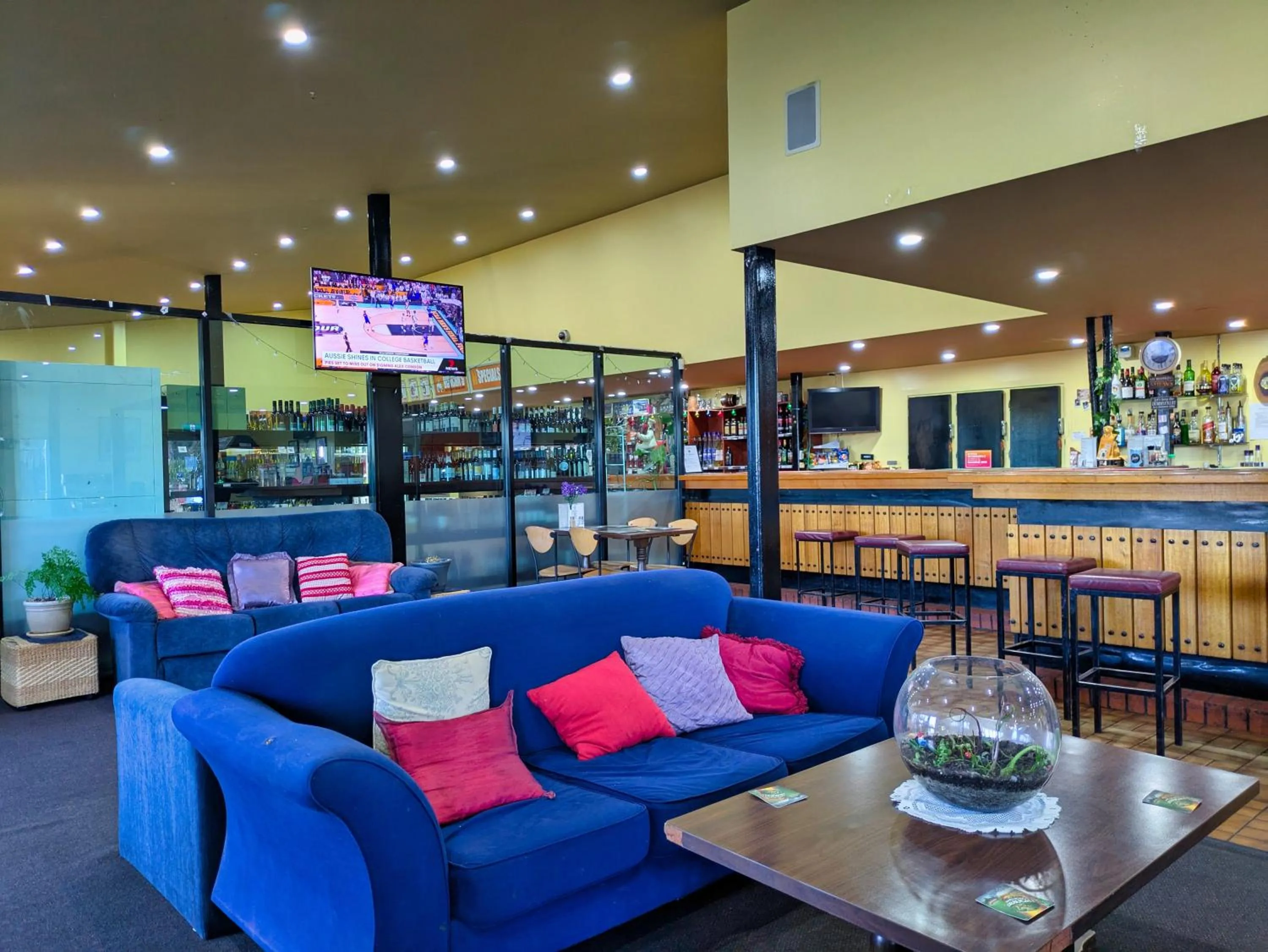 Communal lounge/ TV room in Tandara Motor Inn