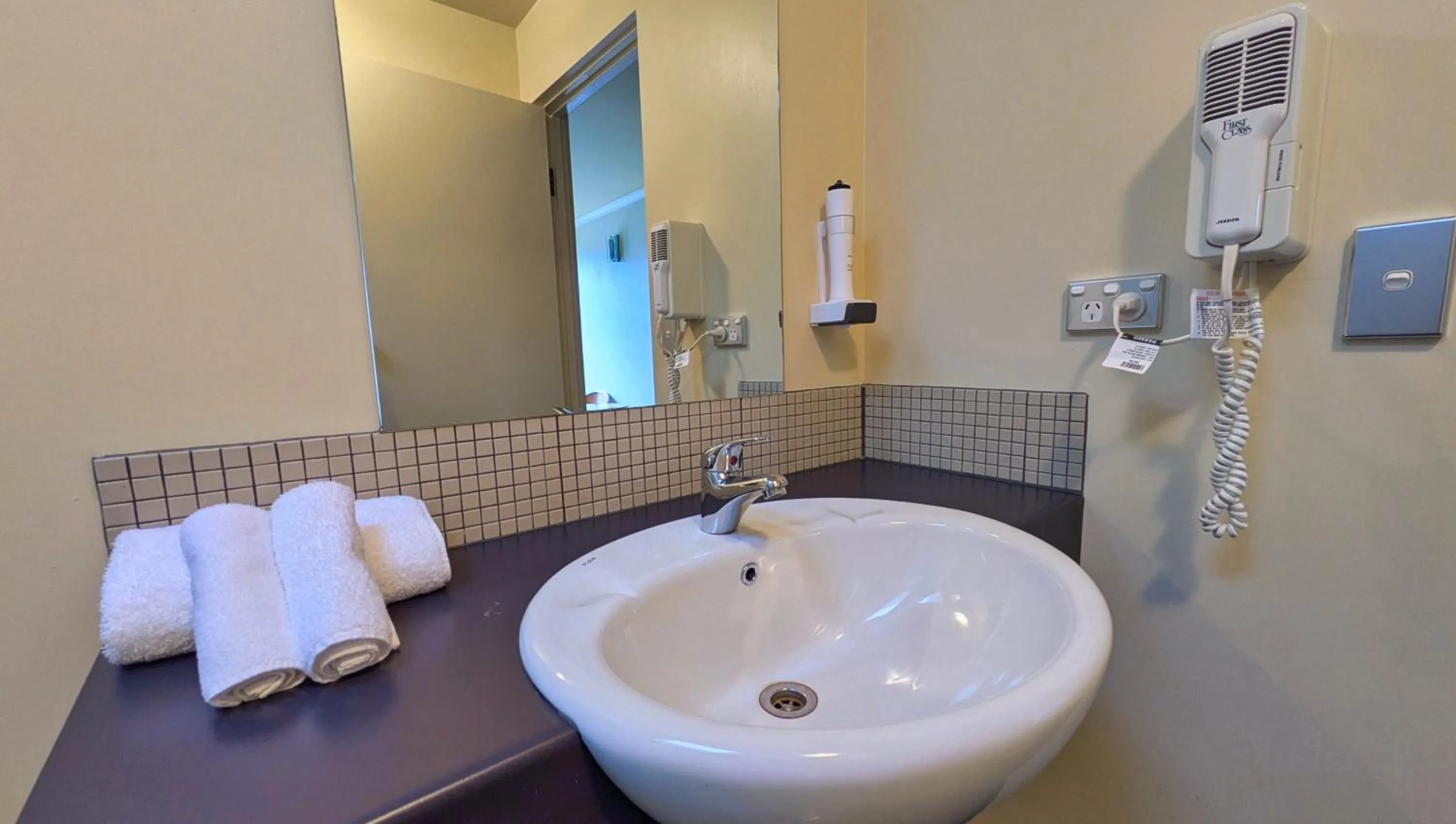 Bathroom in Tandara Motor Inn