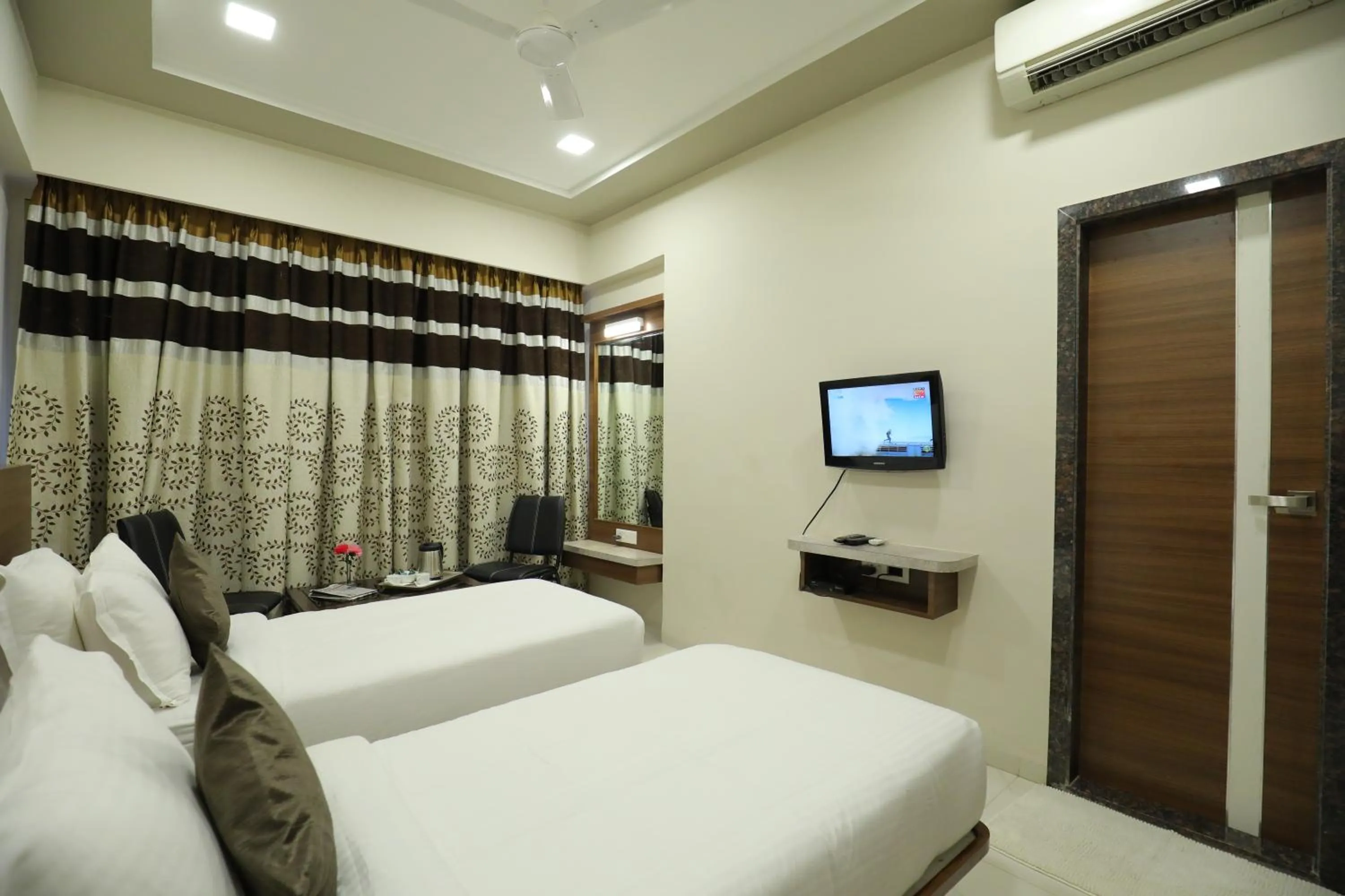 Photo of the whole room, Bed in Highland Resort
