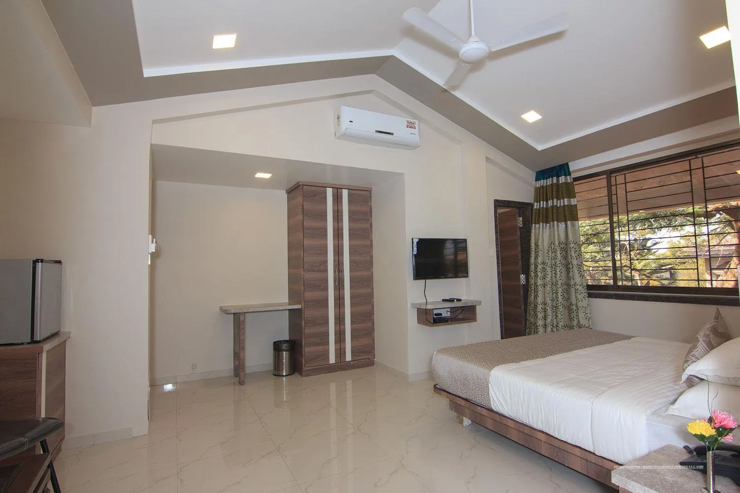 Photo of the whole room, Bed in Highland Resort