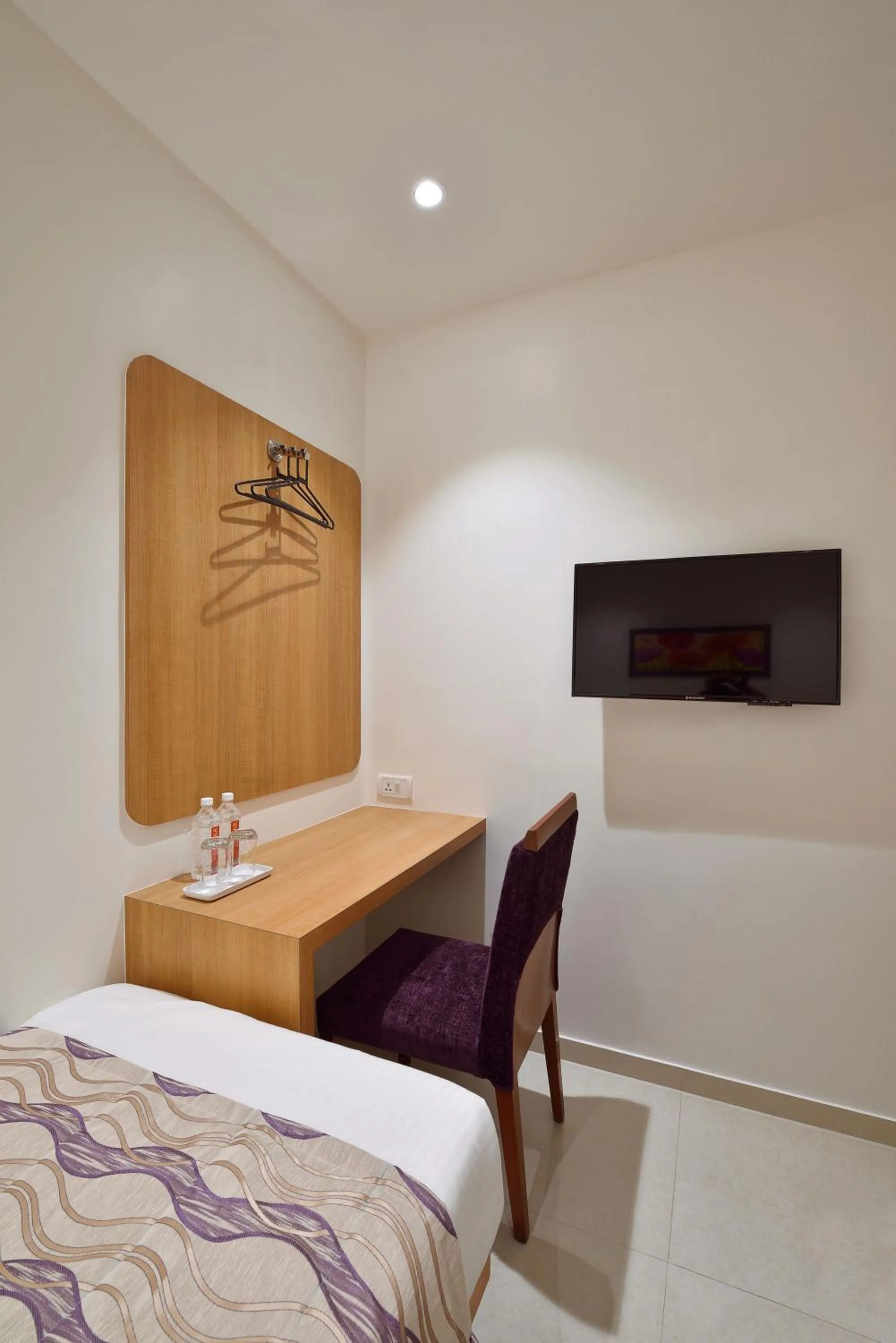 Bed in Hotel Leafio-Near Airport