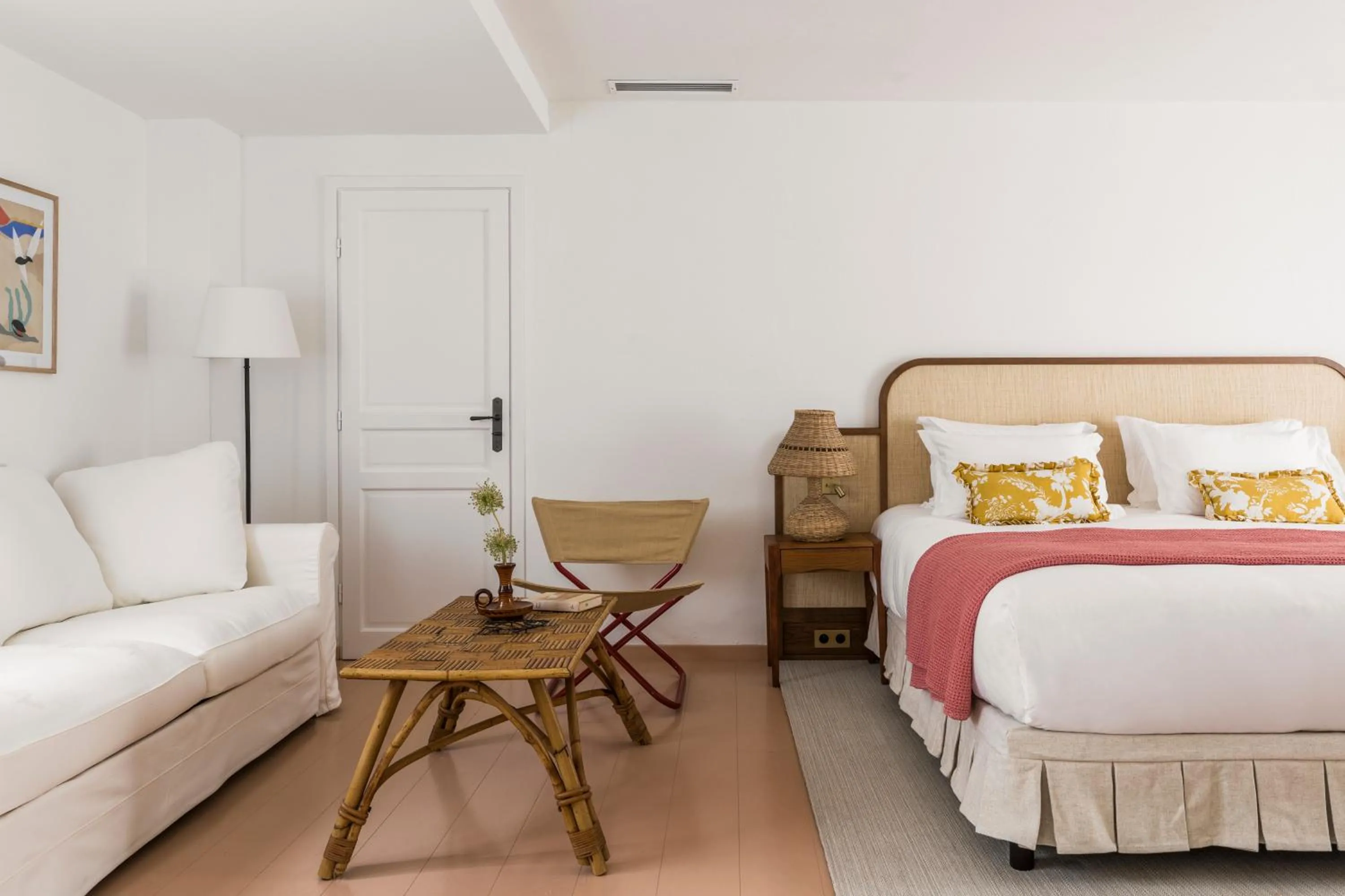 Bedroom, Bed in Hôtel La Tartane Saint-Tropez