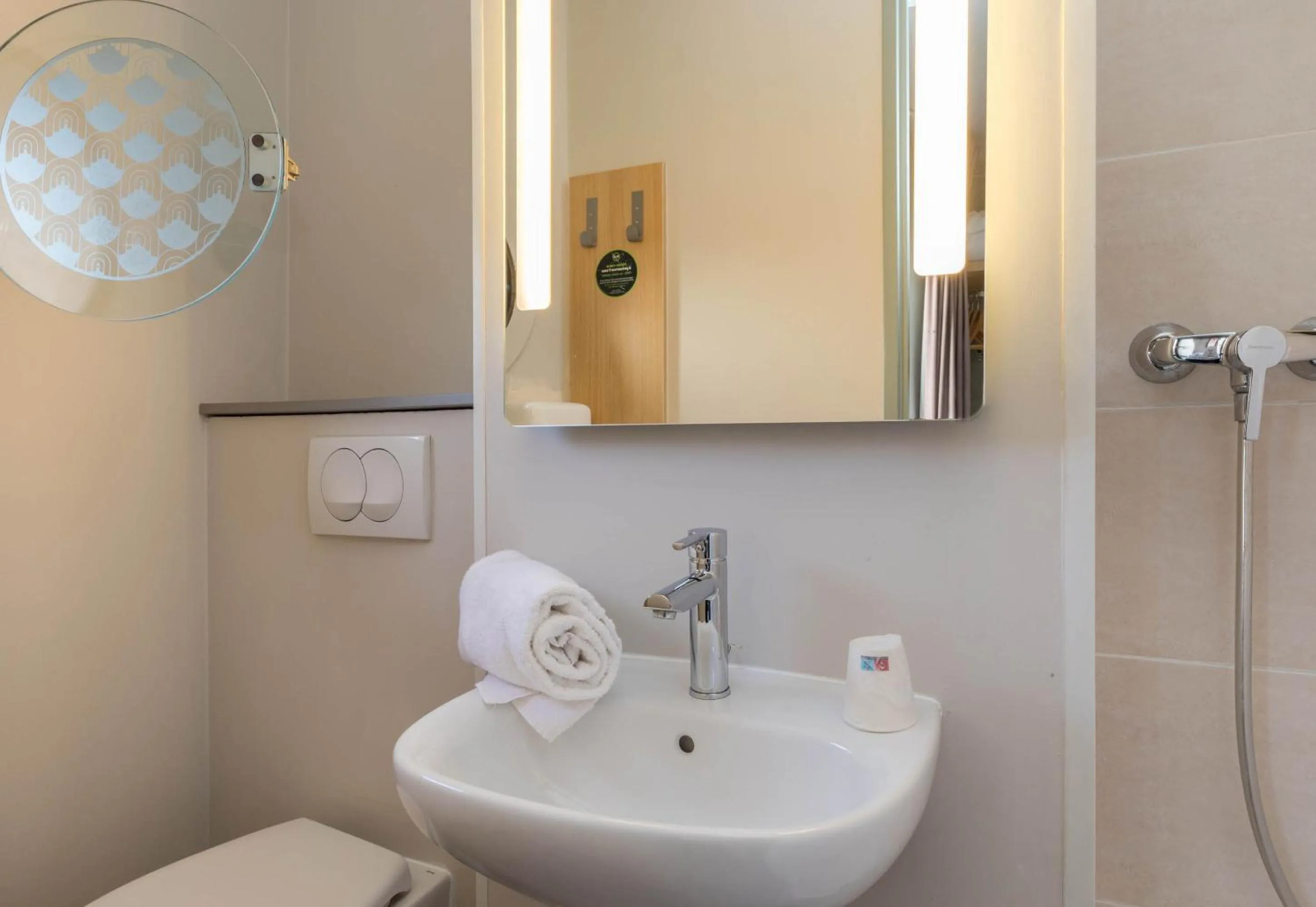 Bathroom in B&B HOTEL Rouen Centre