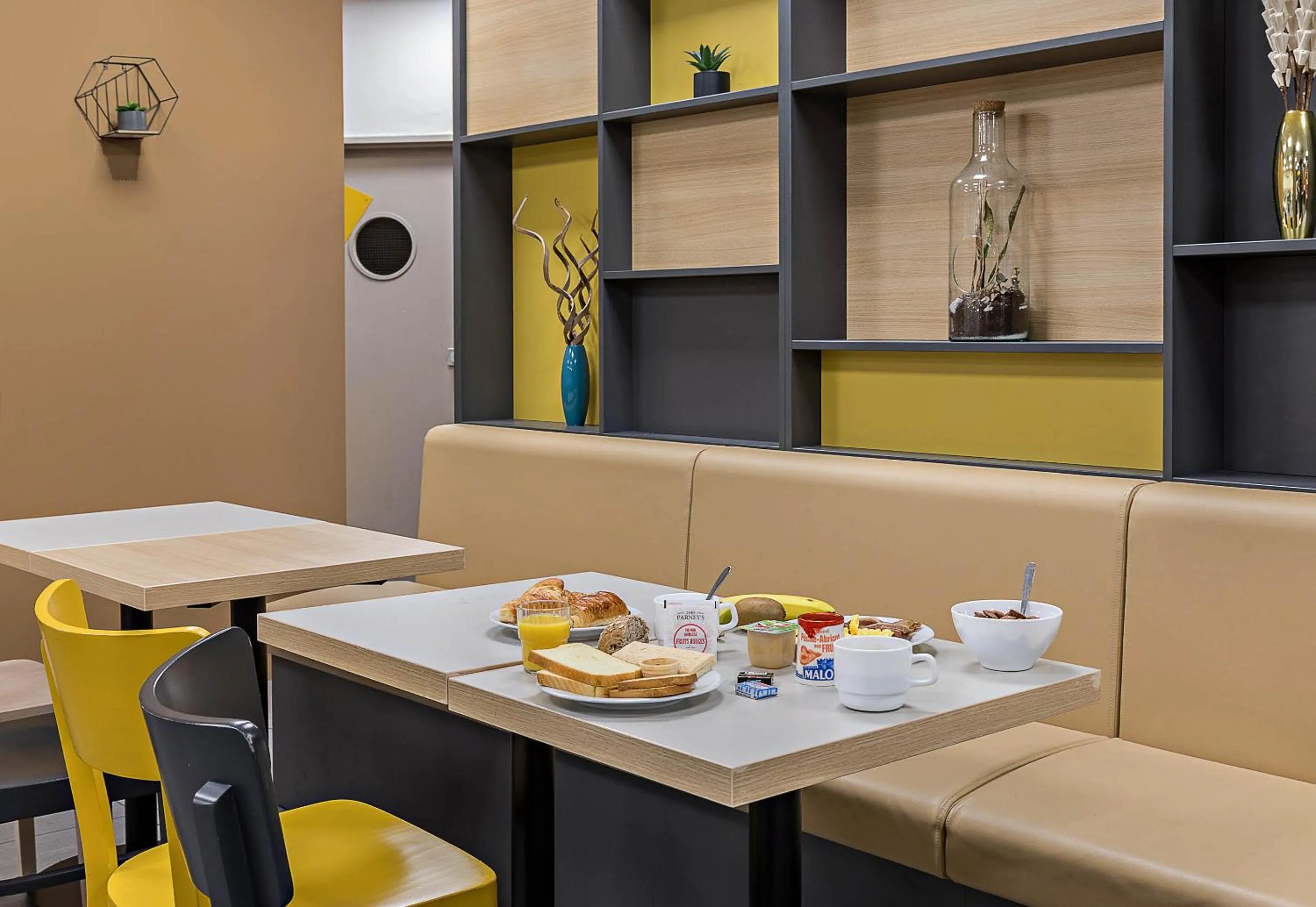 Restaurant/places to eat in B&B HOTEL Rouen Centre