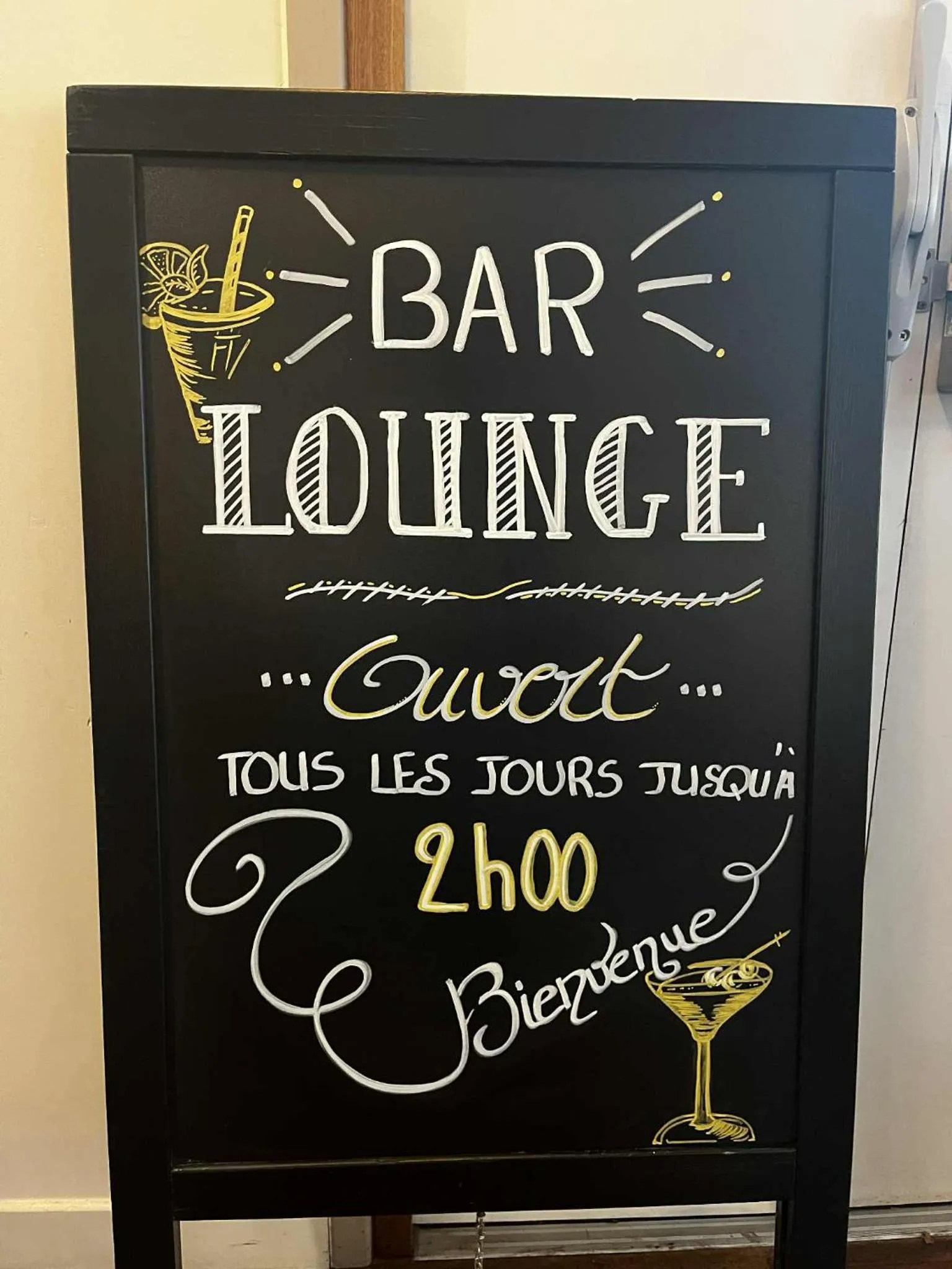 Lounge or bar in B&B HOTEL Rouen Centre
