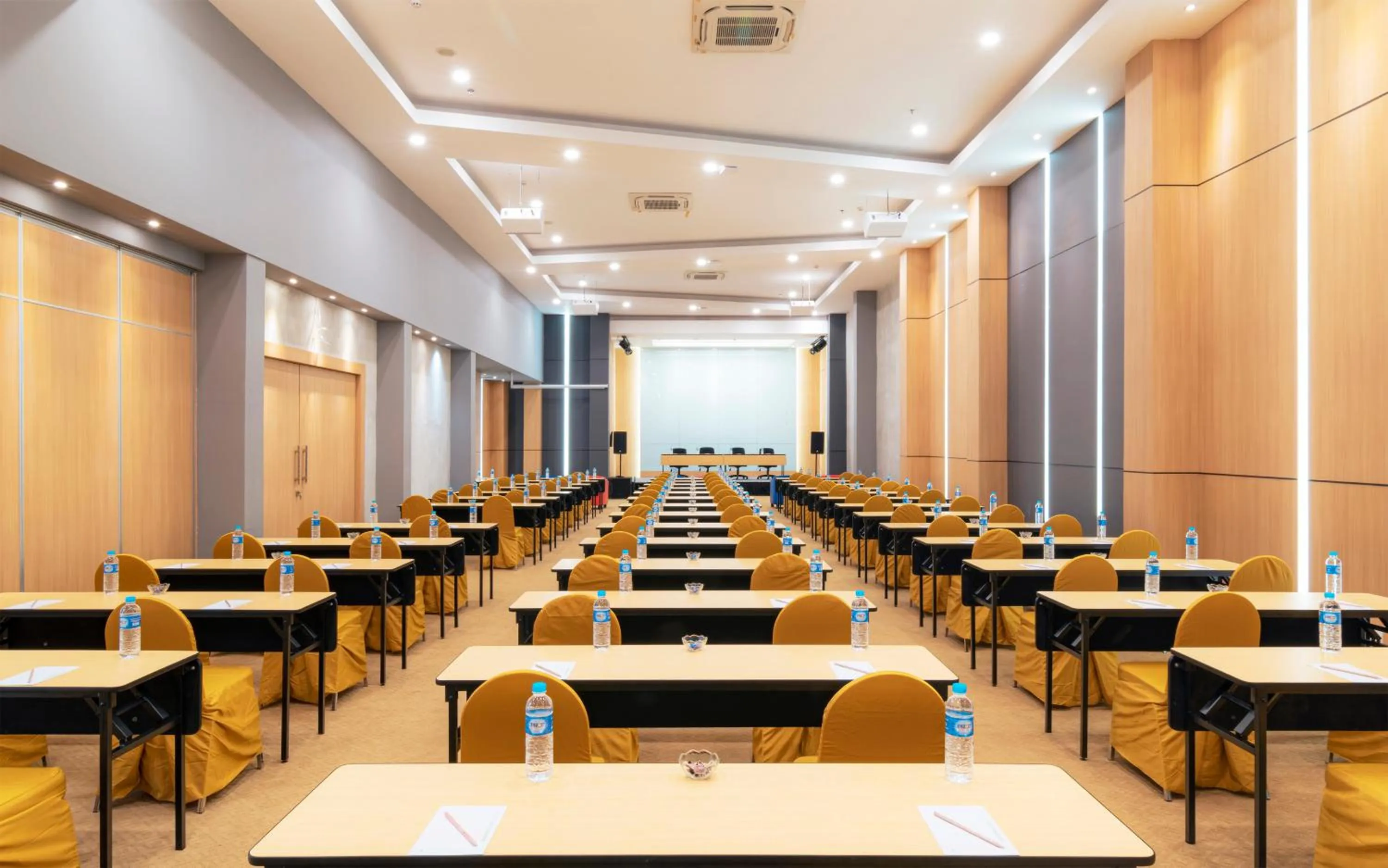 Meeting/conference room in POP! Hotel Banjarmasin