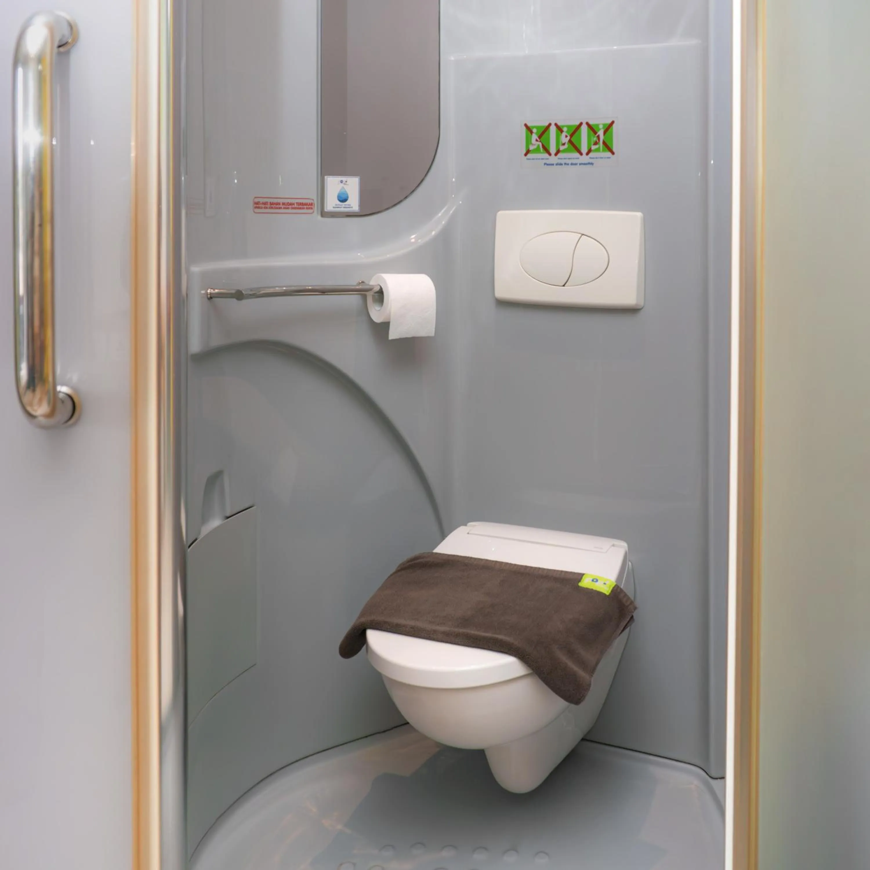 Toilet in POP! Hotel Banjarmasin