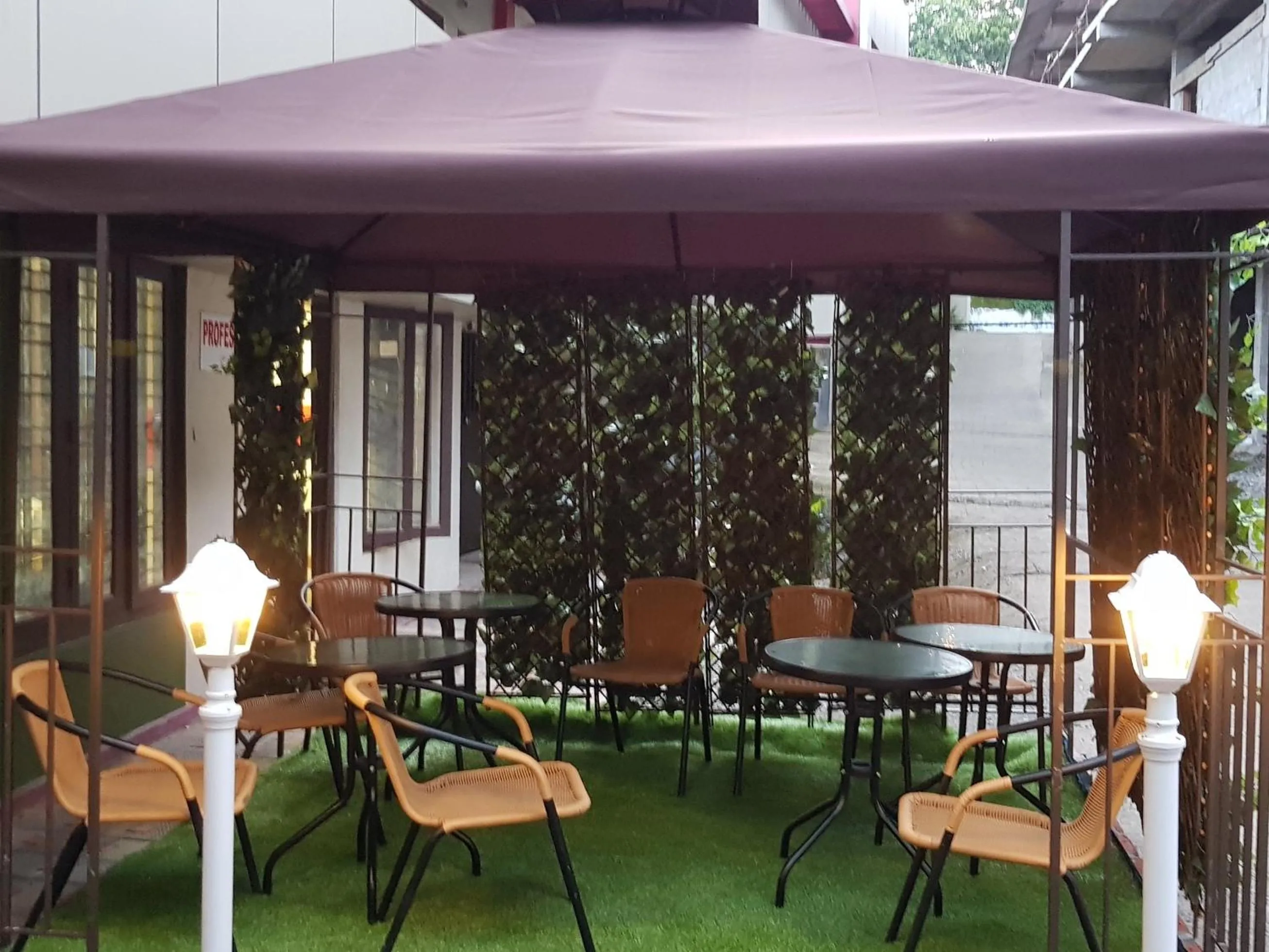 Restaurant/places to eat in AIRCO Le-Grand Inn